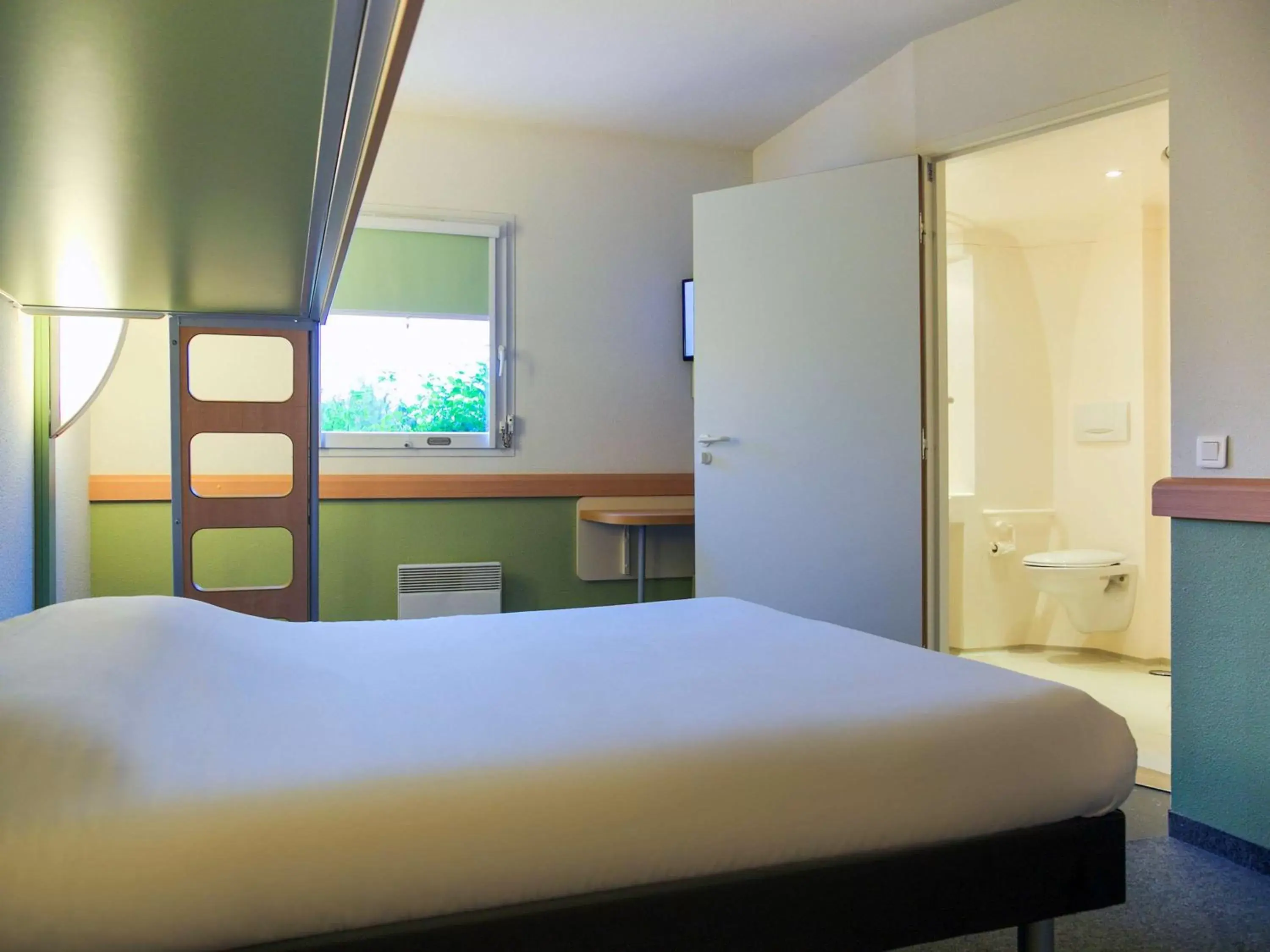 Photo of the whole room, Bed in ibis budget Niort - La Crèche