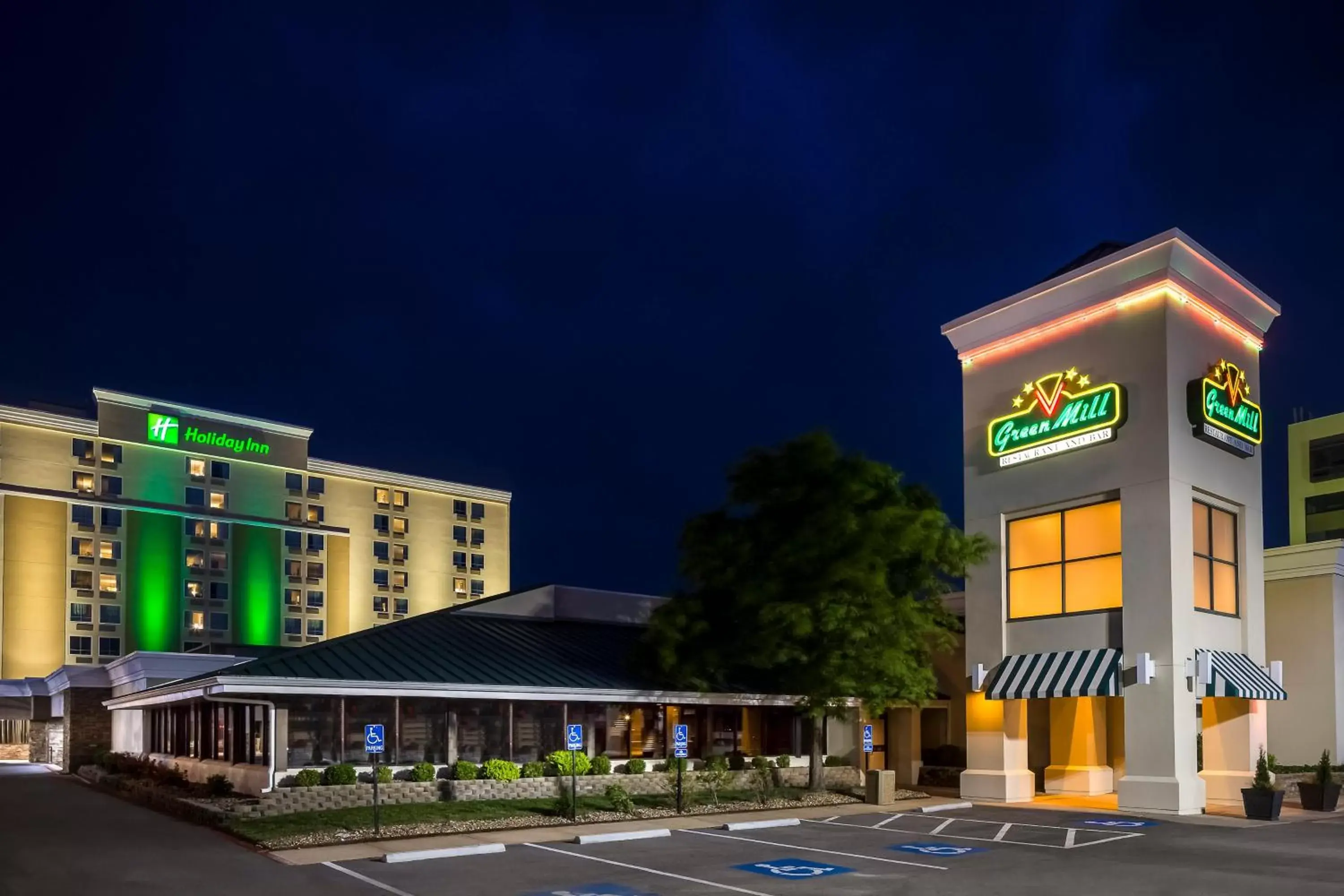 Restaurant/places to eat, Property Building in Holiday Inn Wichita East I-35, an IHG Hotel