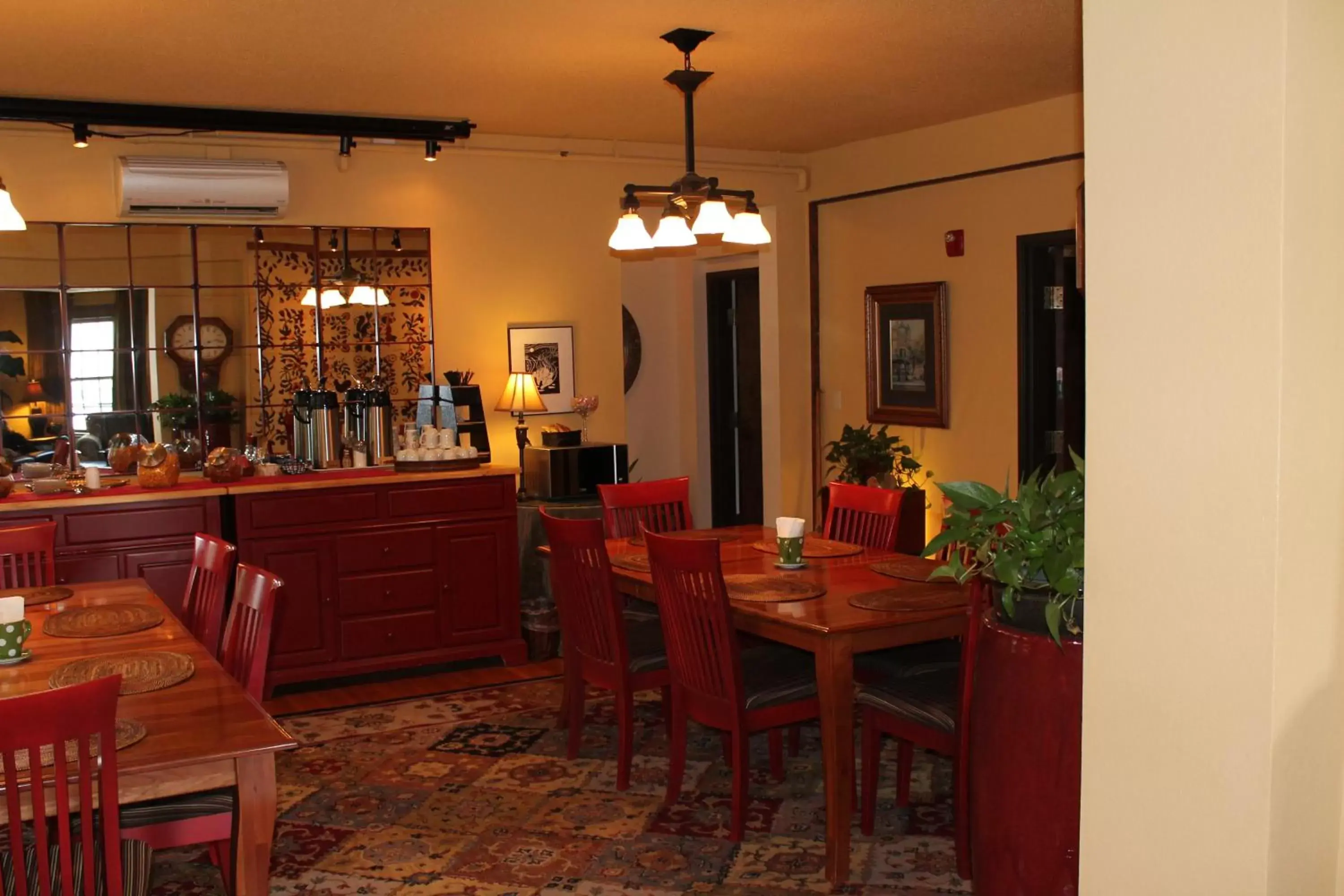 Coffee/tea facilities in Iowa House Historic Inn