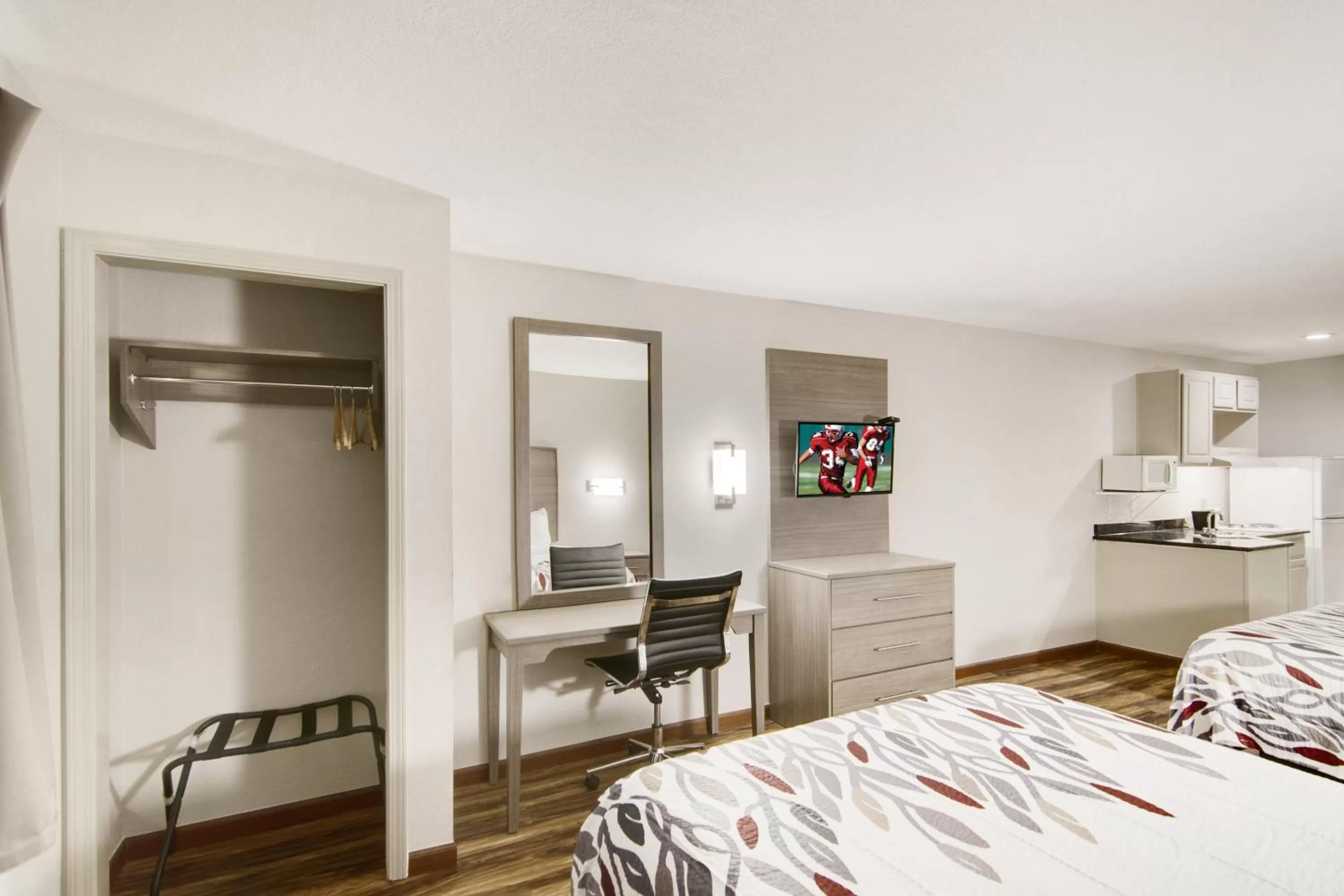 Photo of the whole room, Bed in Red Roof Inn & Suites Pensacola-NAS Corry