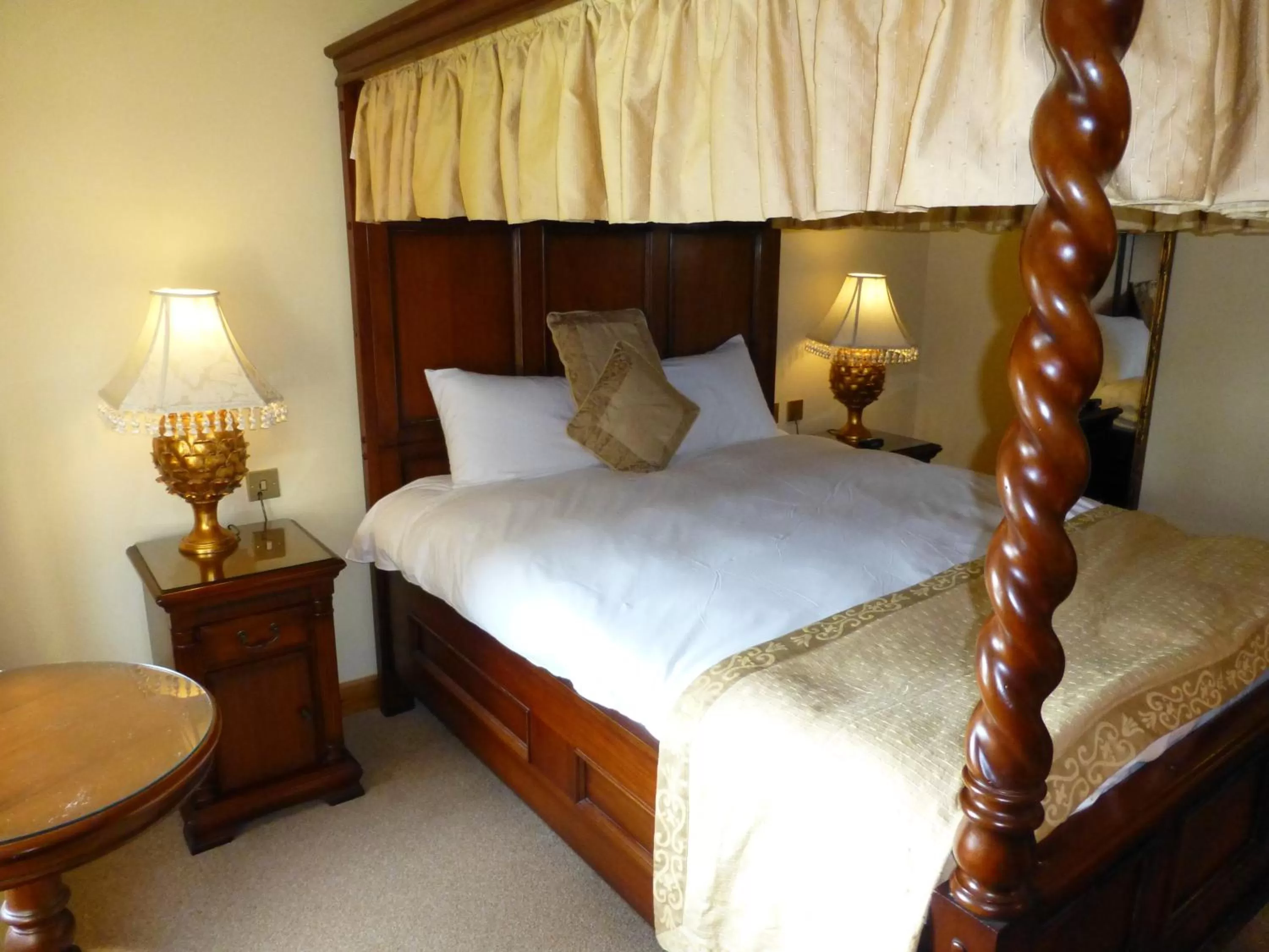 Four Poster Room in Camden Arms Hotel