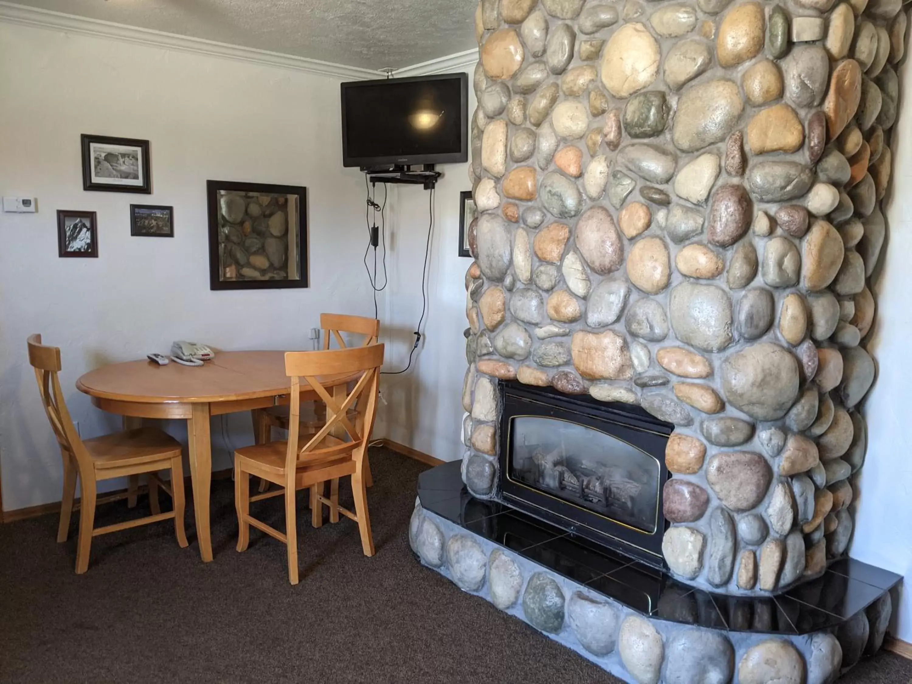 TV/Entertainment Center in Sundance Motel