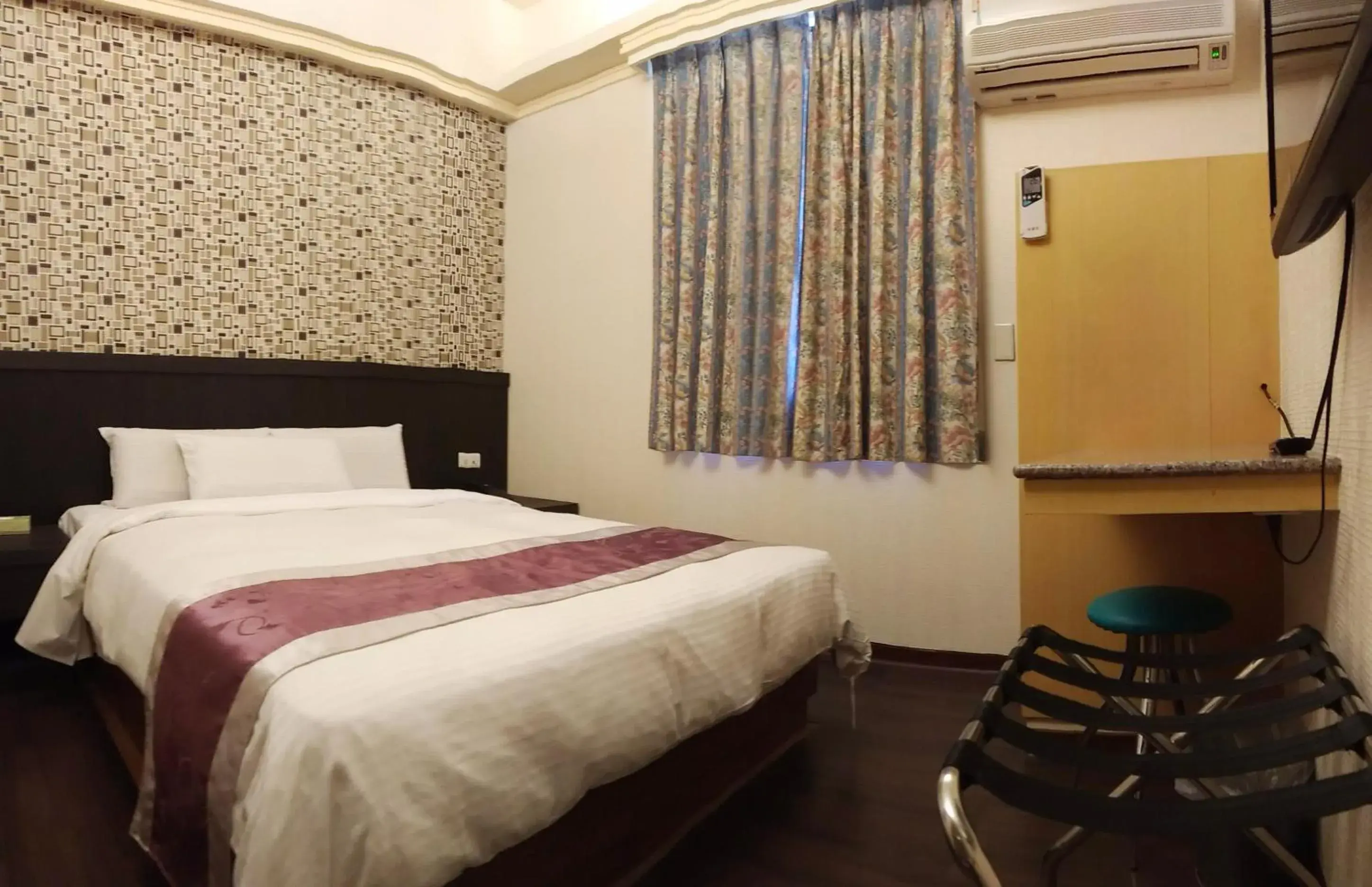 Photo of the whole room, Bed in King Town Hotel