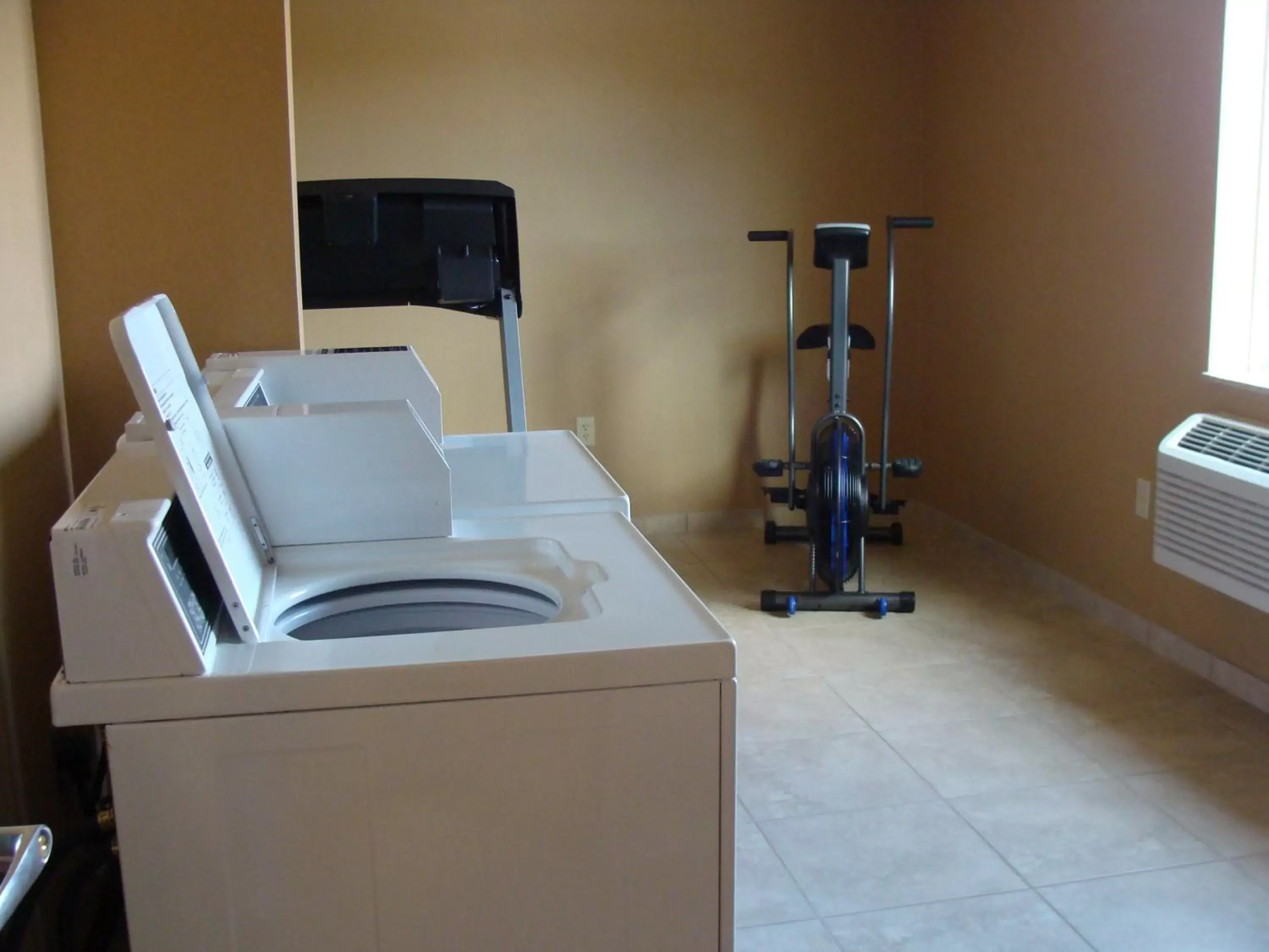 Fitness centre/facilities, Bathroom in Cobblestone Hotel & Suites - Waynesboro