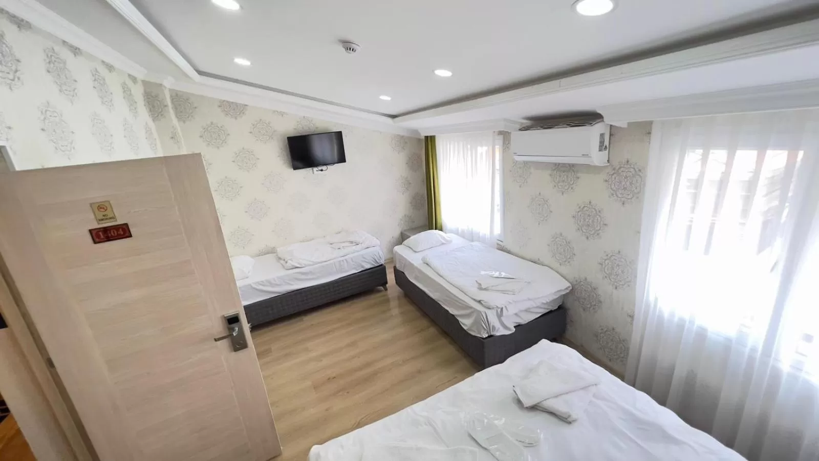 Photo of the whole room, Bed in The Lola Hotel