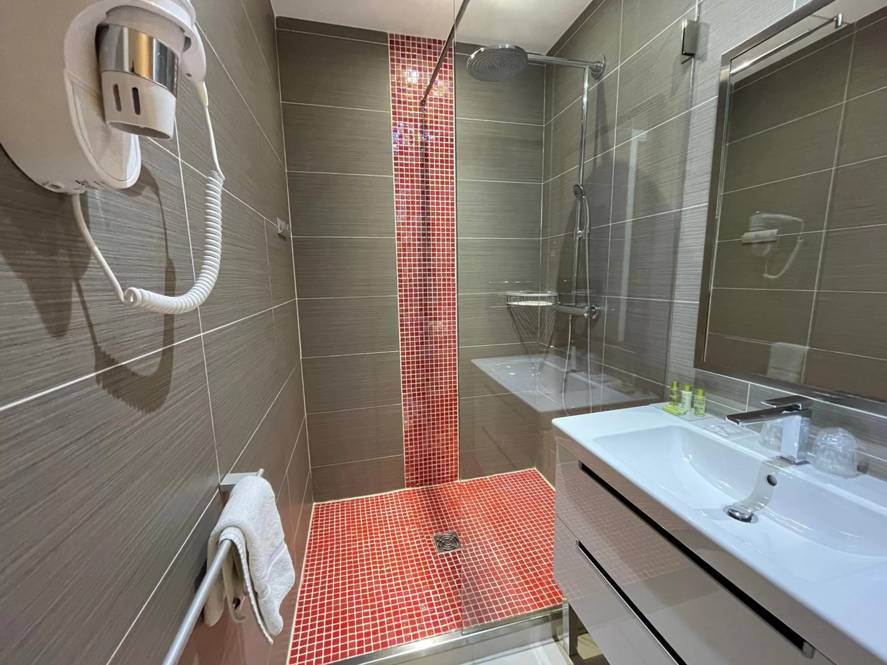 Shower in Hôtel Baptistin