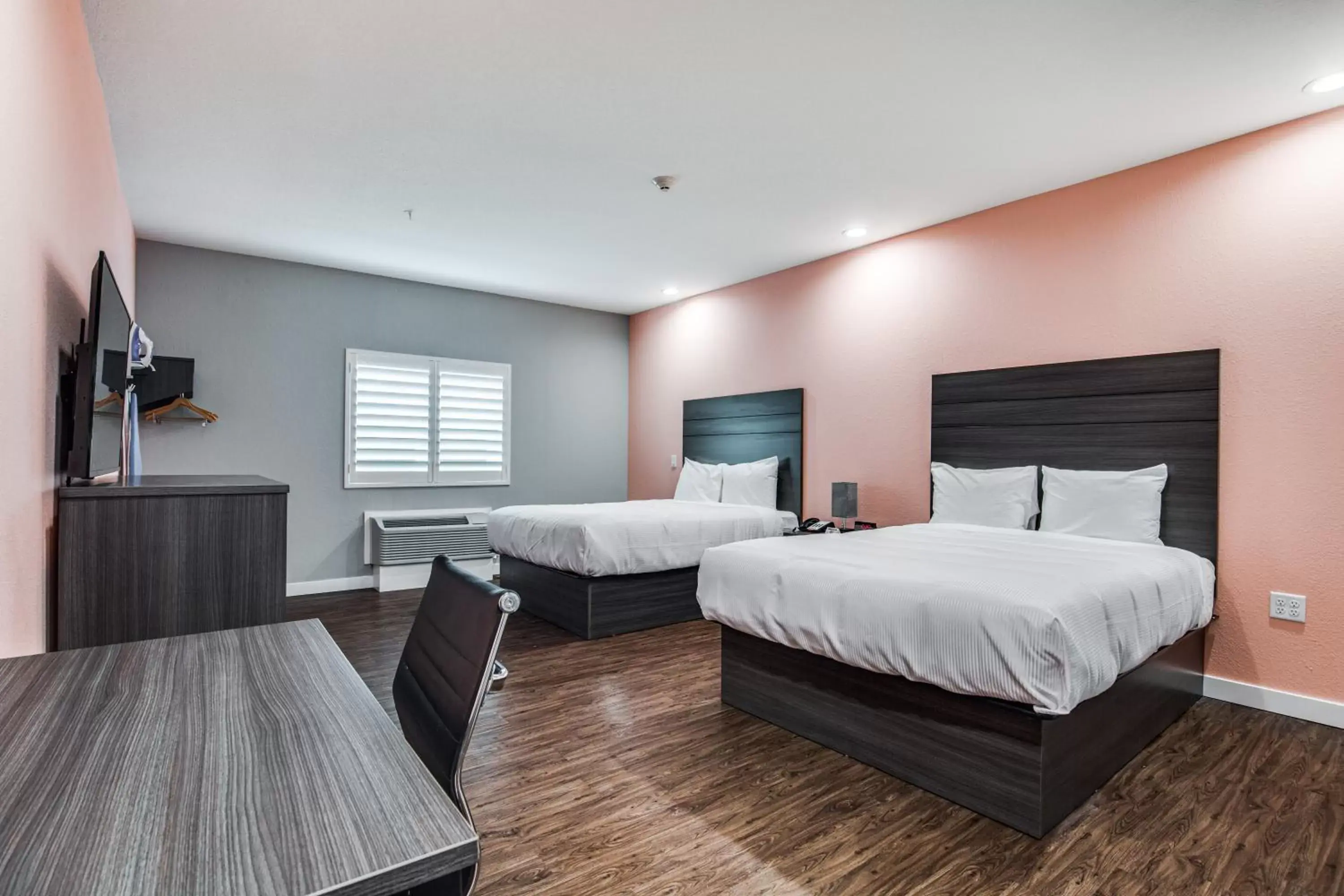 Bed in Scottish Inns & Suites Houston, TX