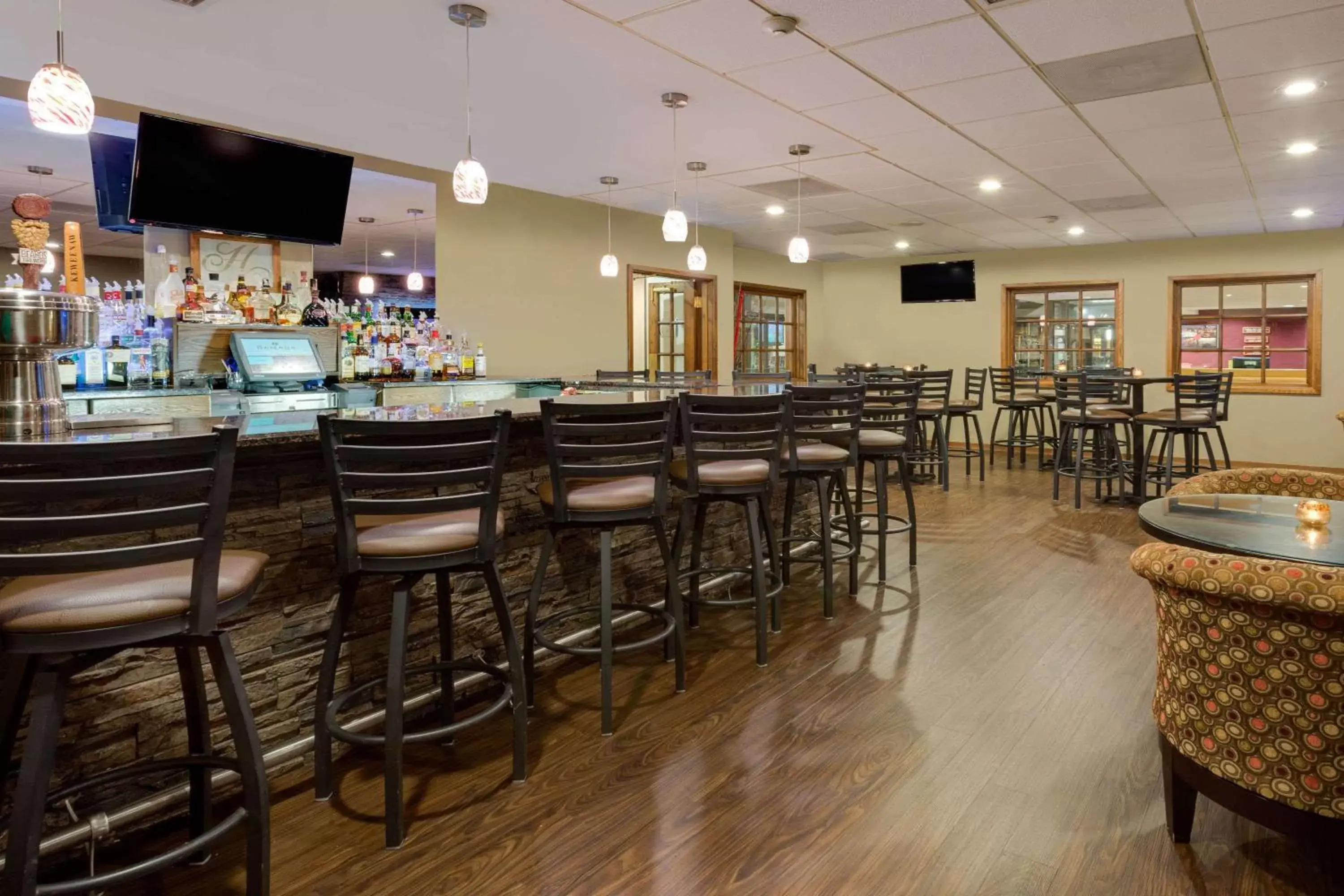 Lounge or bar, Restaurant/Places to Eat in Ramada by Wyndham Marquette