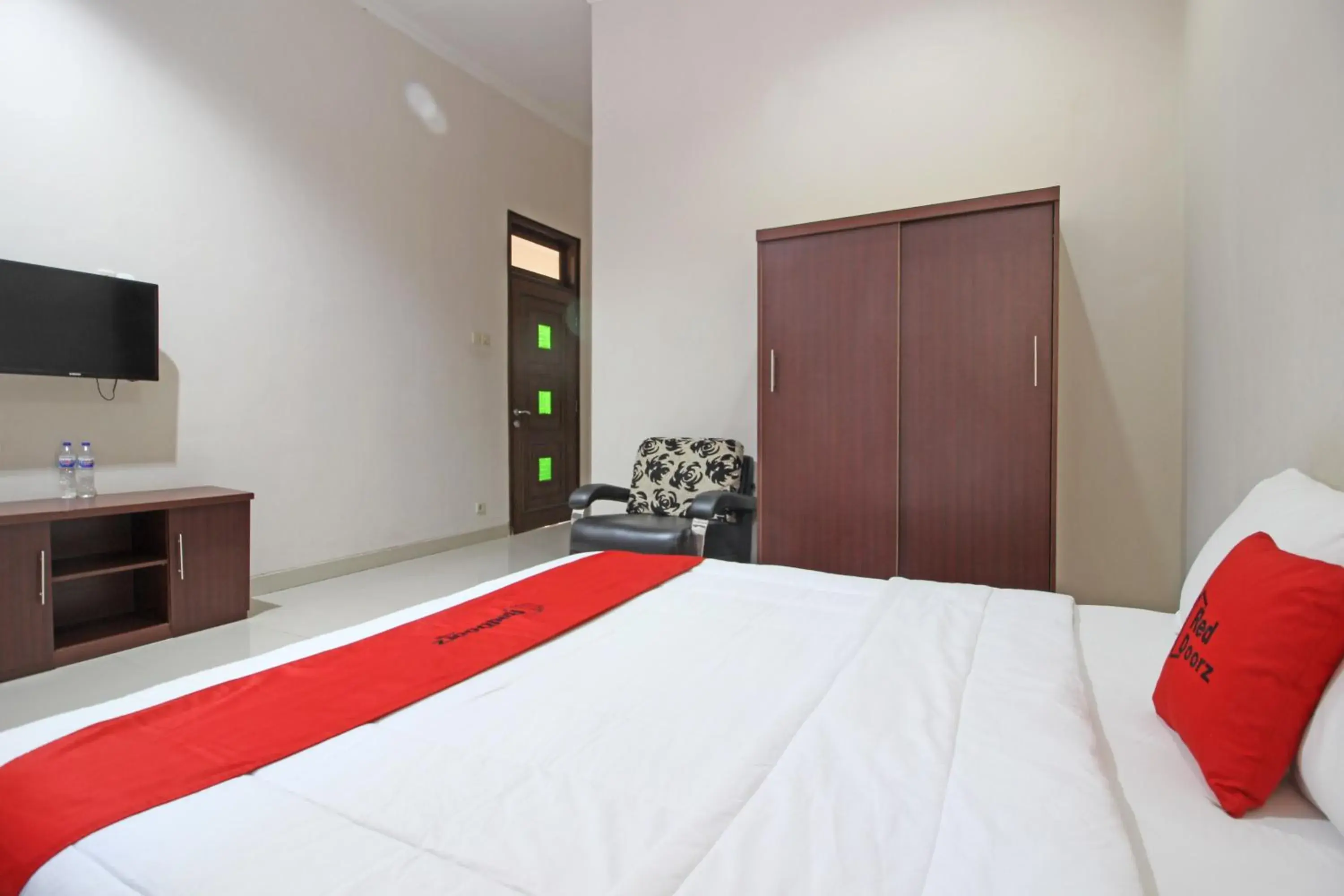 Bedroom, Bed in RedDoorz near Hartono Mall 3