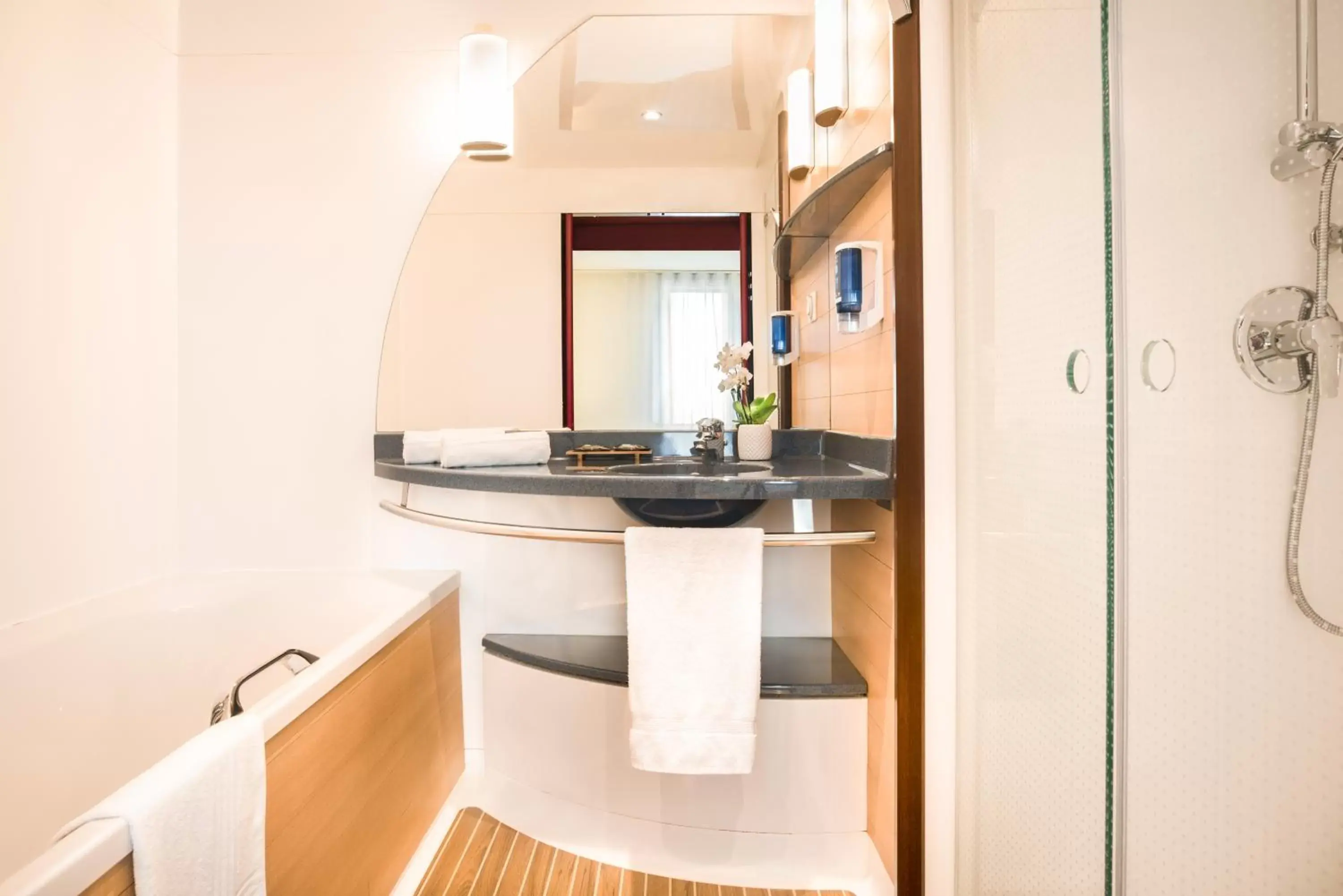 Shower, Kitchen/Kitchenette in Novotel Suites Cannes Centre