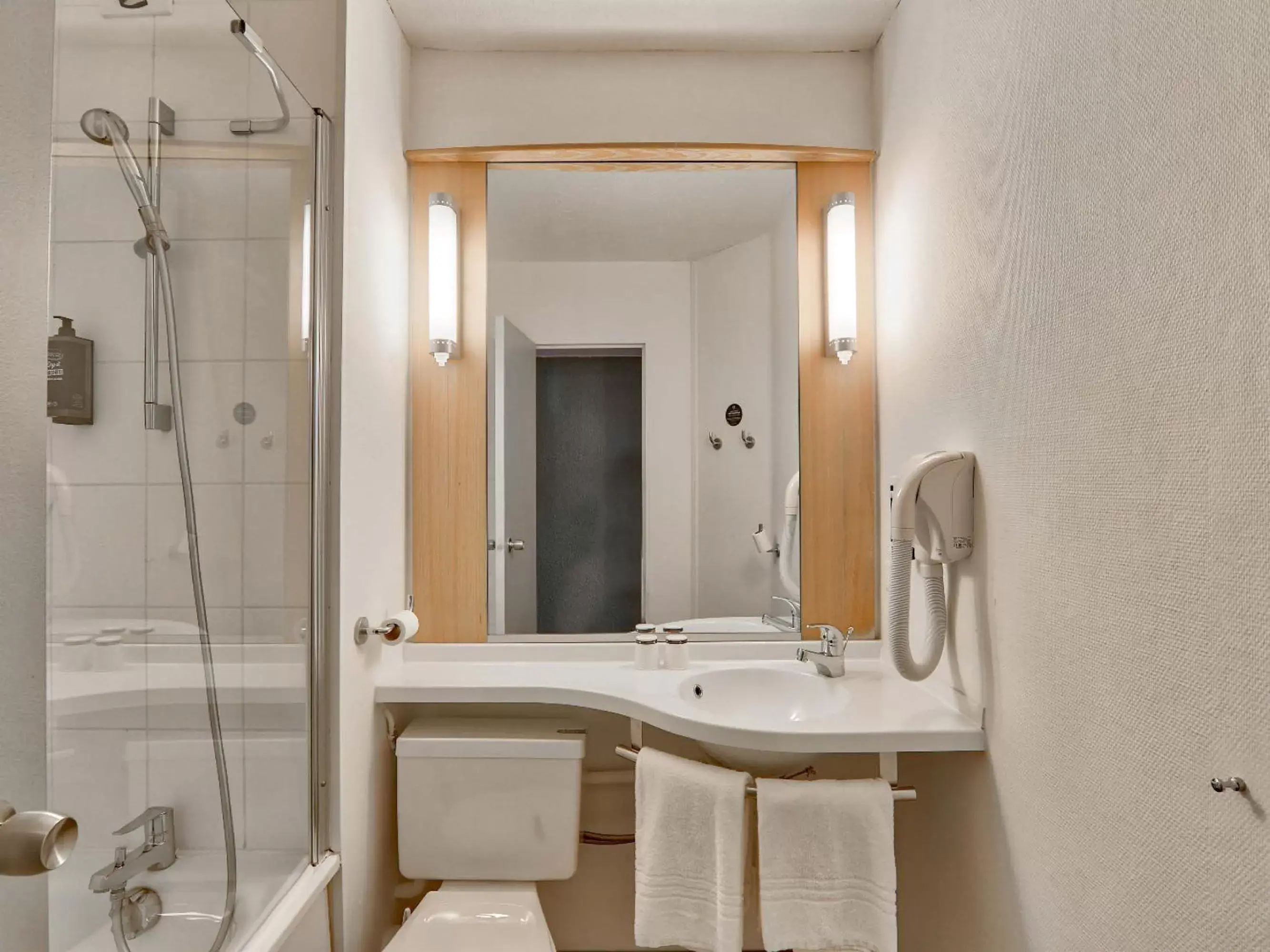 Bathroom in B&B HOTEL Montluçon Centre