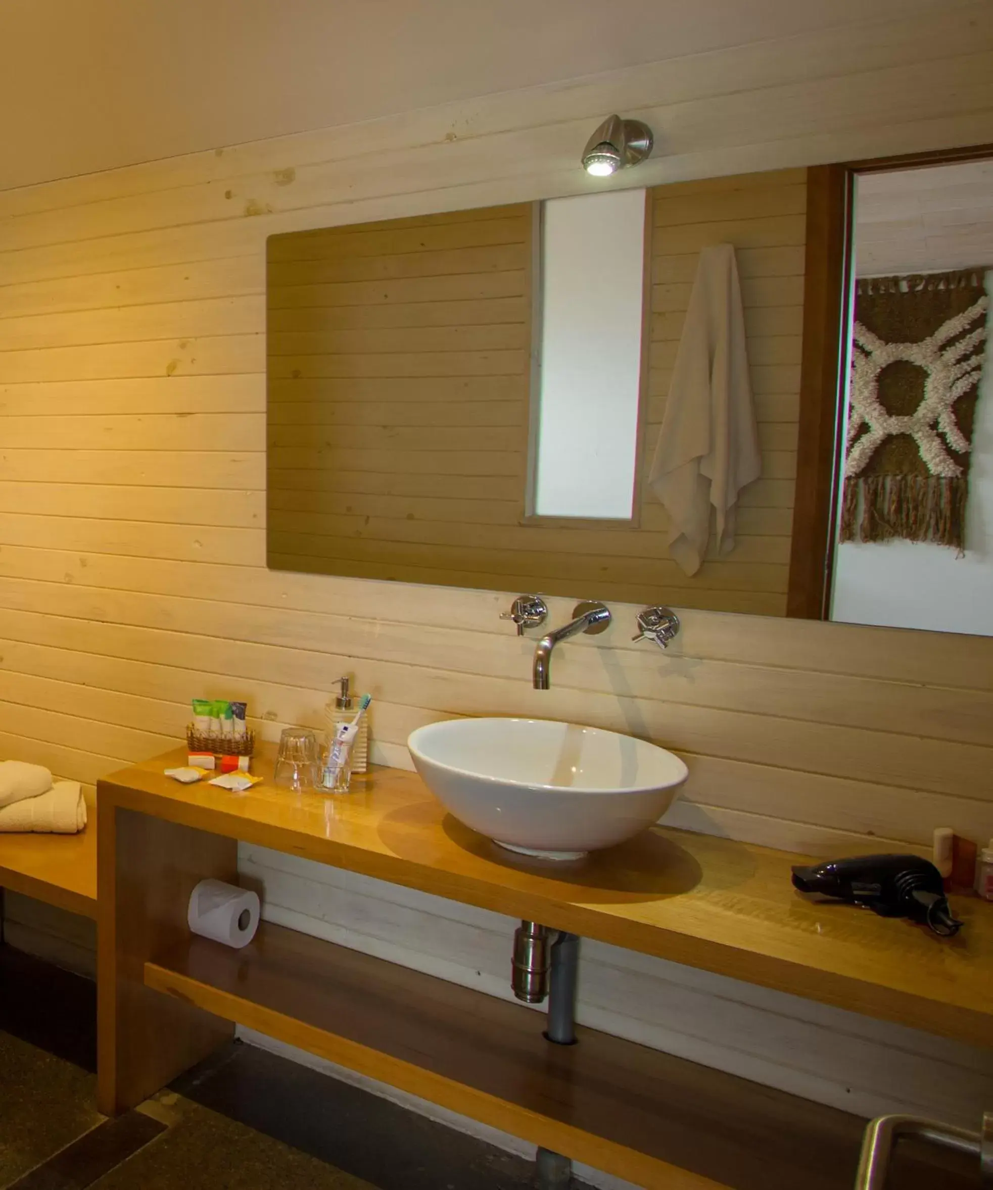 Bed, Bathroom in Weskar Lodge Hotel