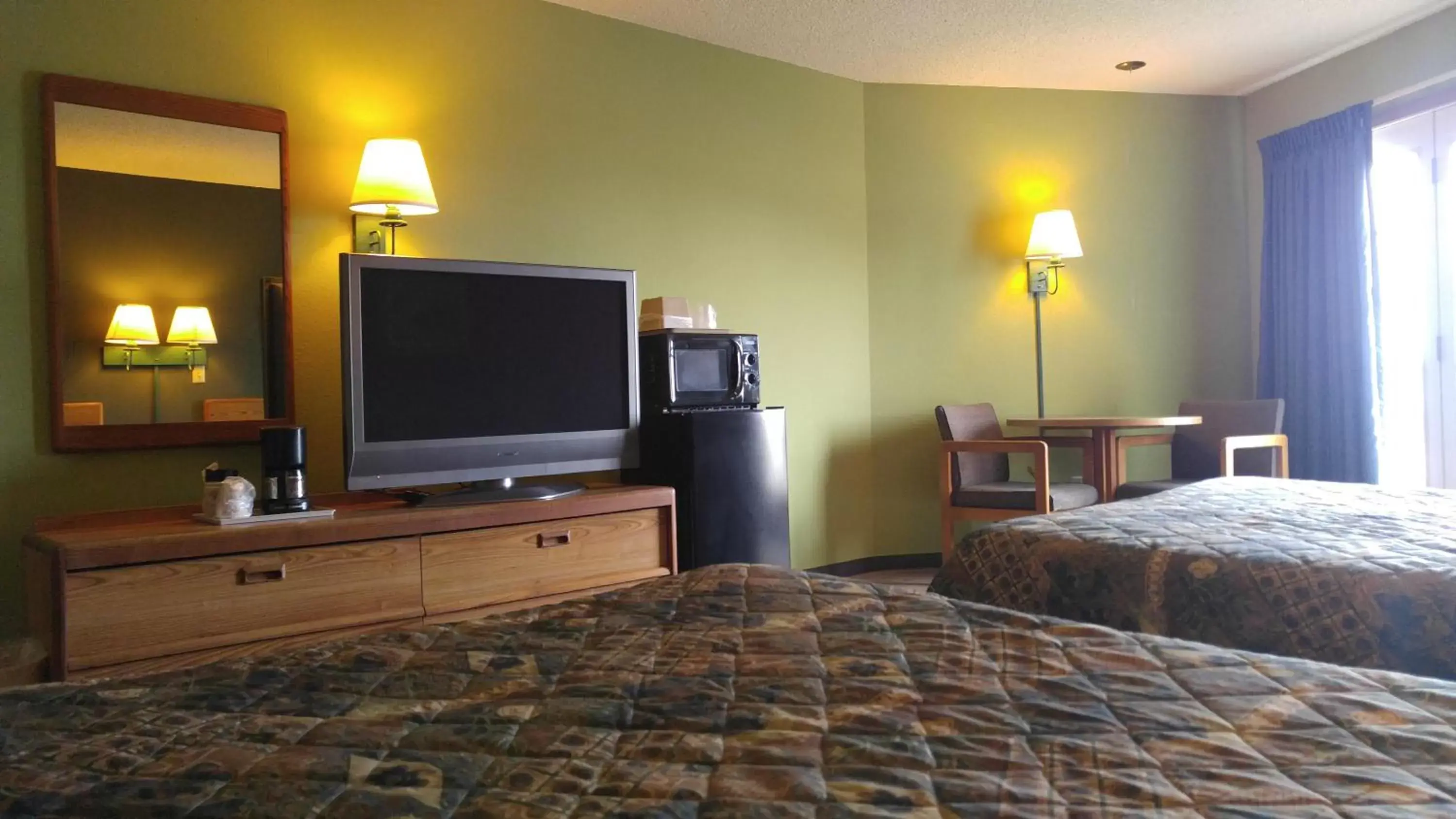 Bed, TV/Entertainment Center in Harbor Lights Lodge