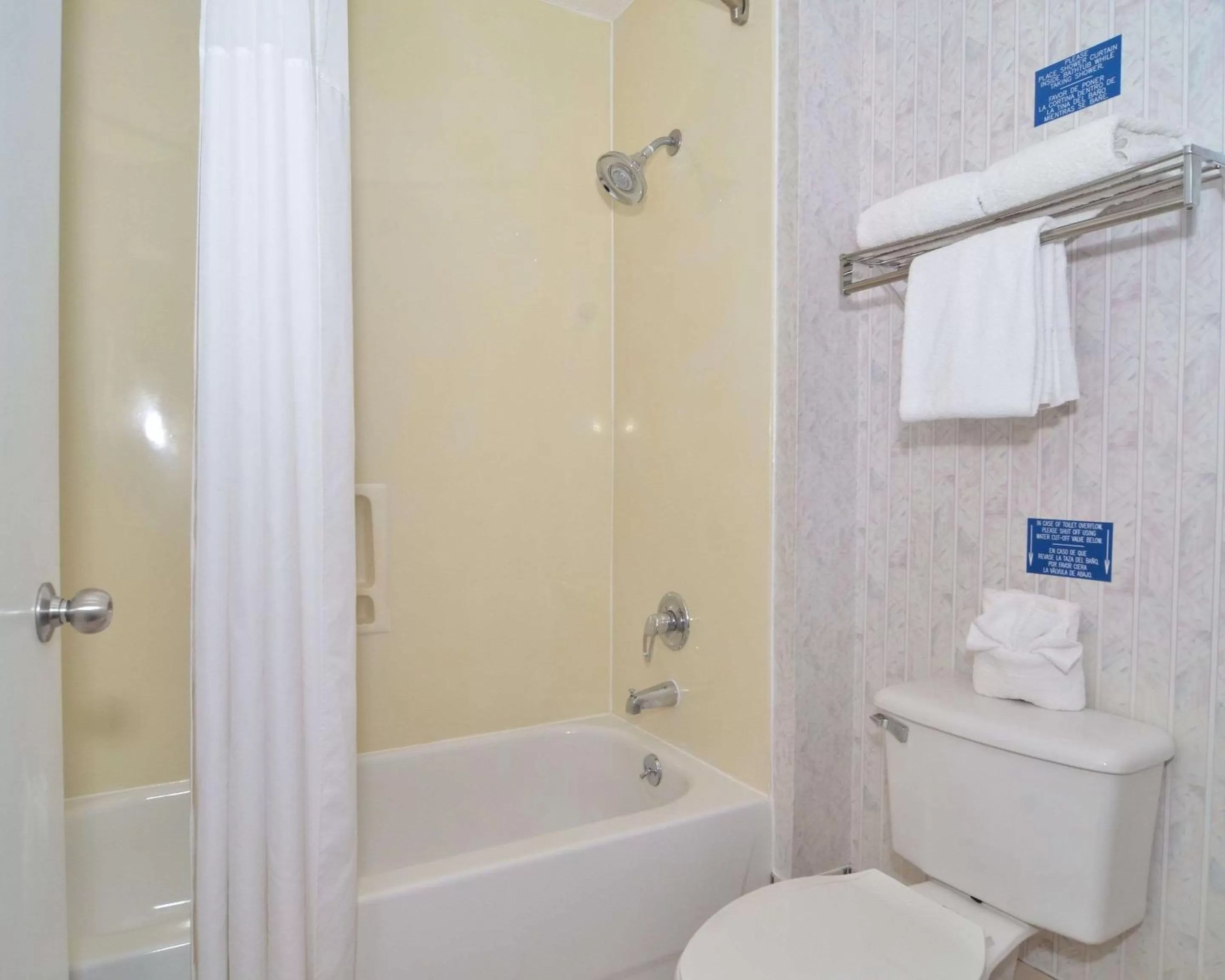 Photo of the whole room in Econo Lodge San Antonio South