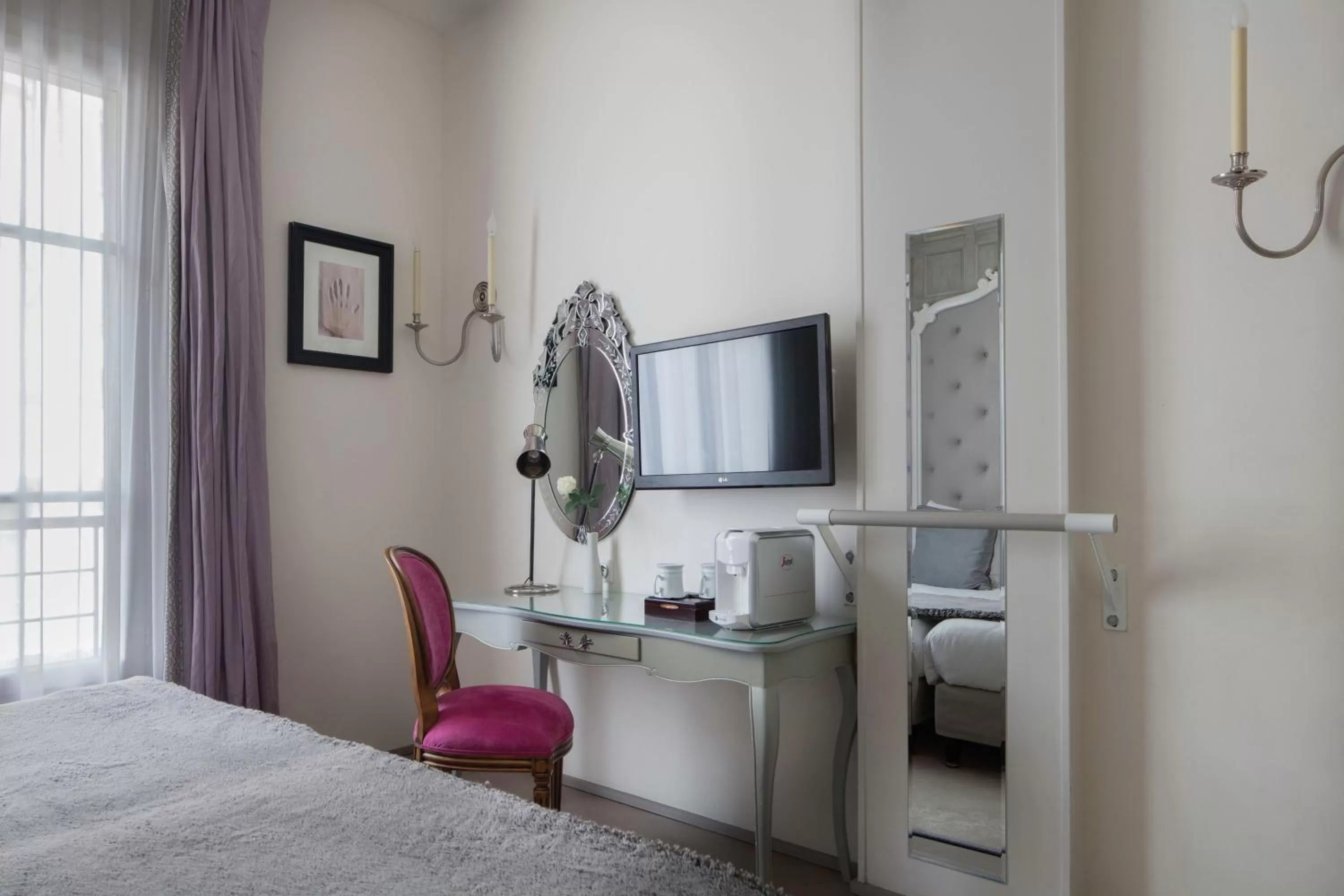 Bedroom, Bed in Le 123 Sébastopol - Astotel