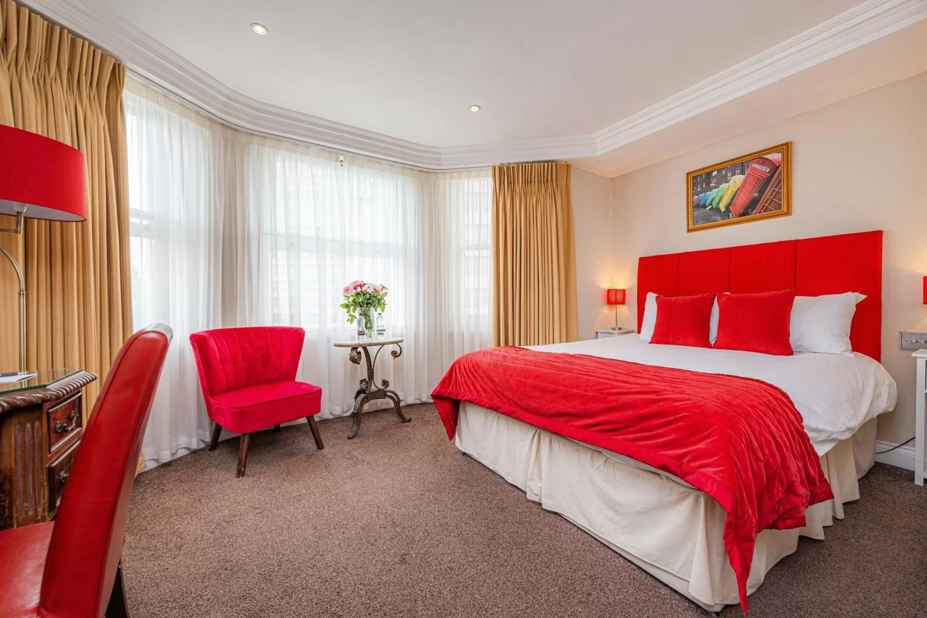 Photo of the whole room, Bed in Ashburn Hotel