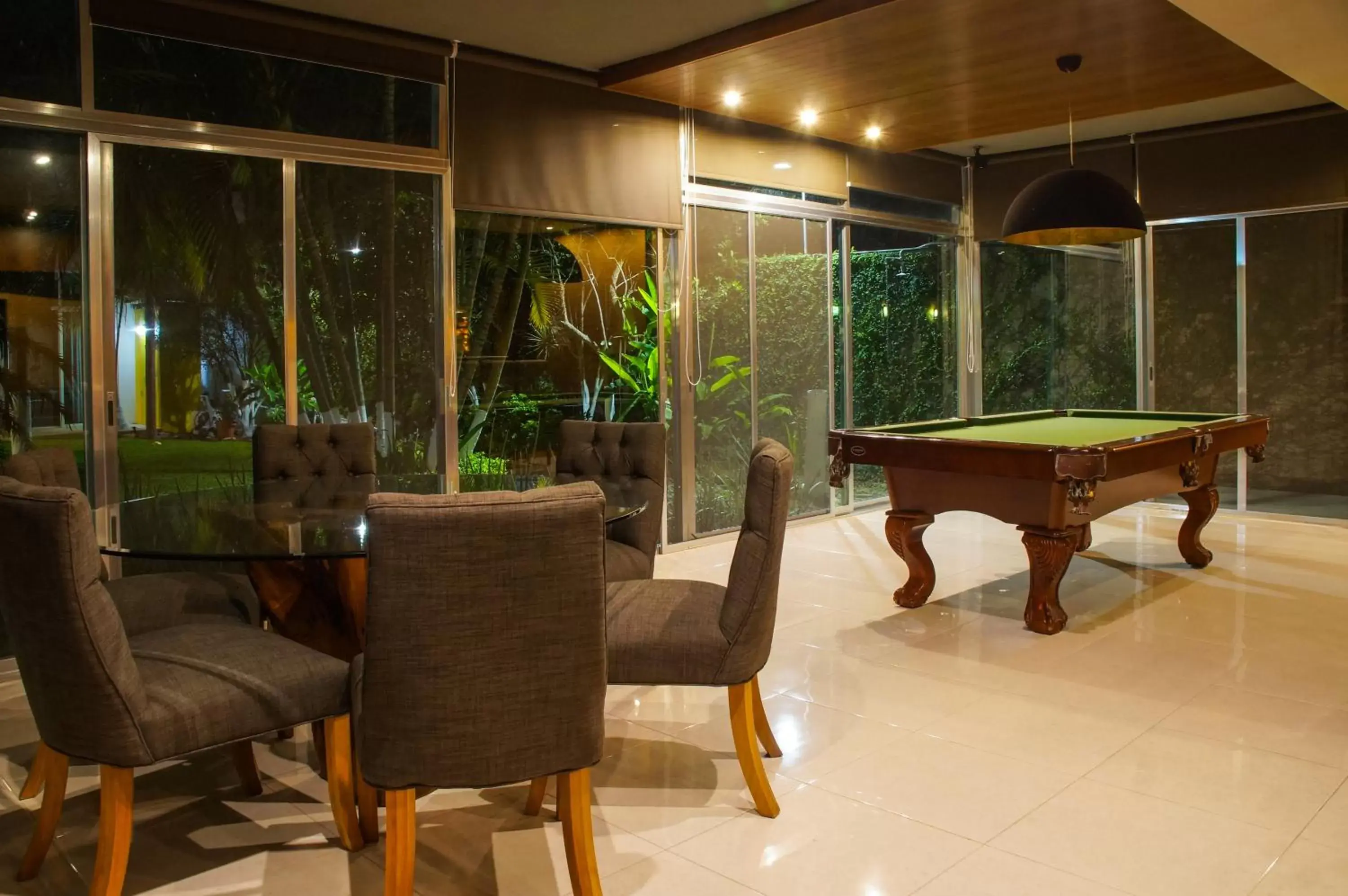 Lounge or bar, Billiards in Casa Xcanatun