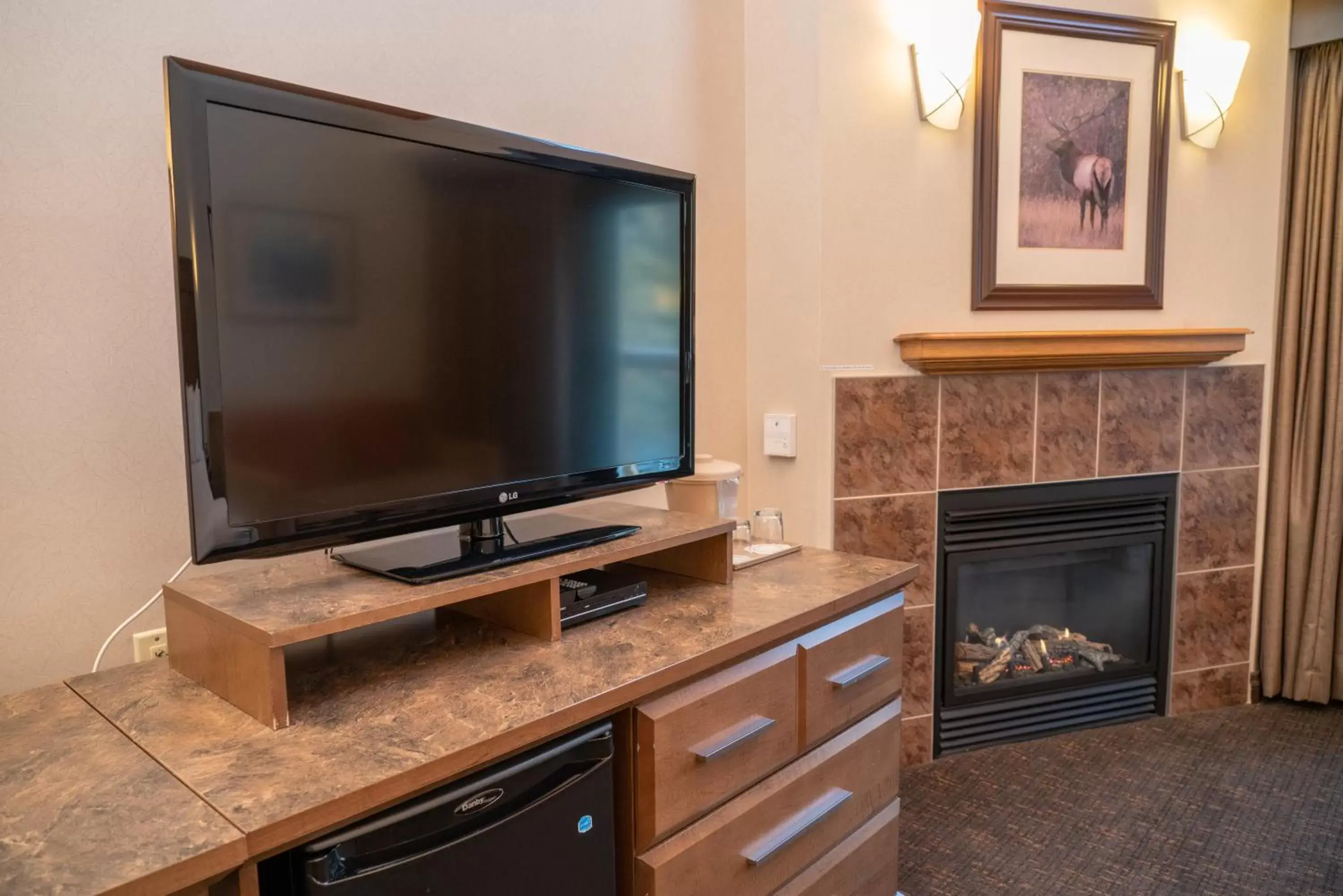 TV and multimedia, TV/Entertainment Center in The Rundlestone Lodge
