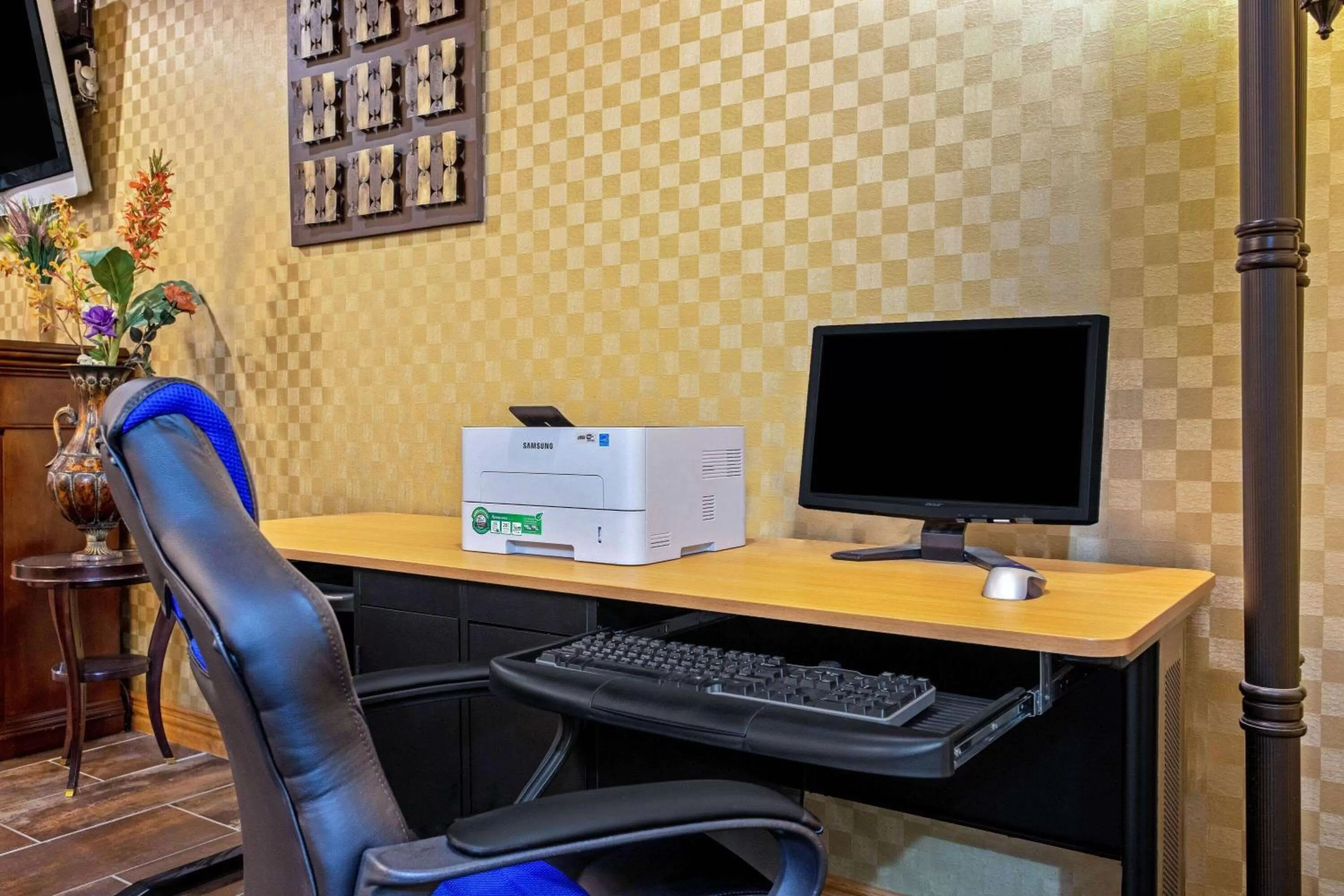 Business facilities in La Quinta by Wyndham Cleburne