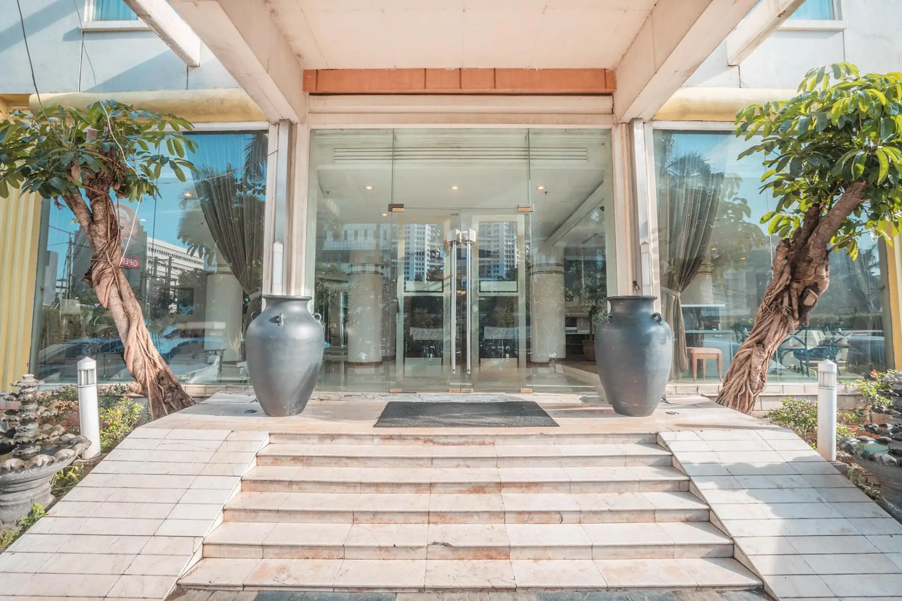 Facade/entrance in Hotel Bulevar Tanjung Duren Jakarta Facade/entrance in Hotel Bulevar Tanjung Duren Jakarta