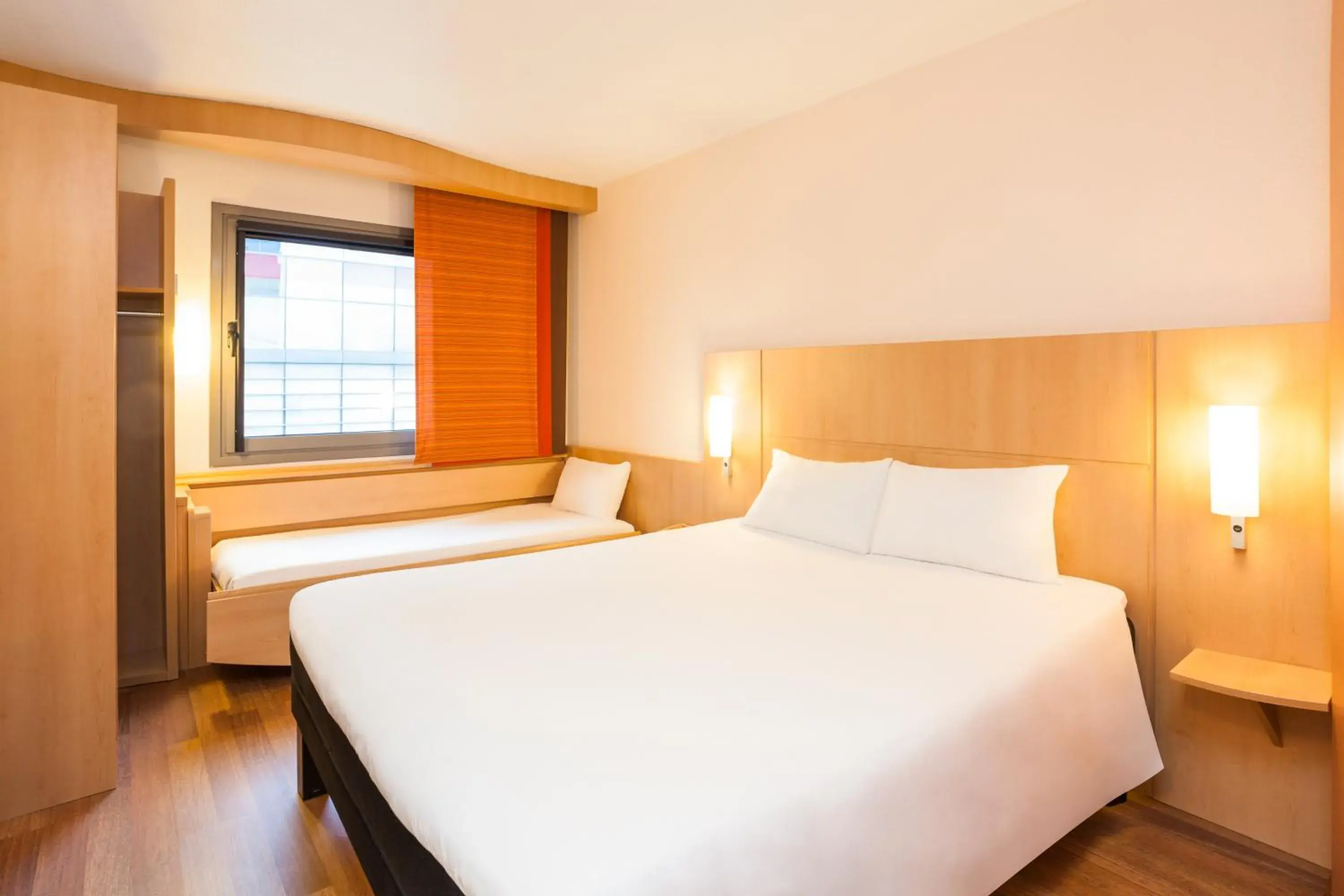 bunk bed, Bed in Ibis Madrid Alcobendas