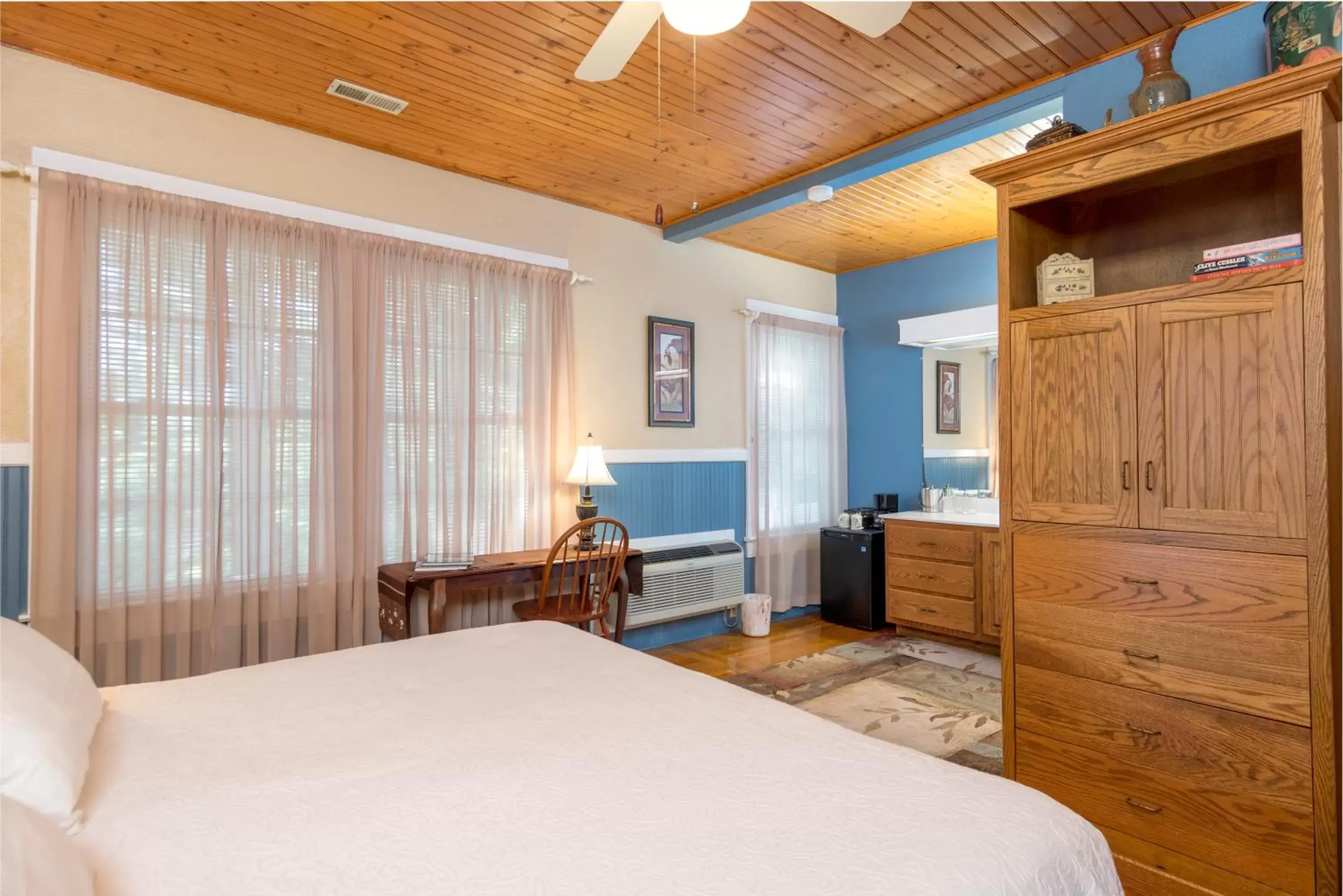Other, Bed in Highland Lake Inn & Resort - Flat Rock