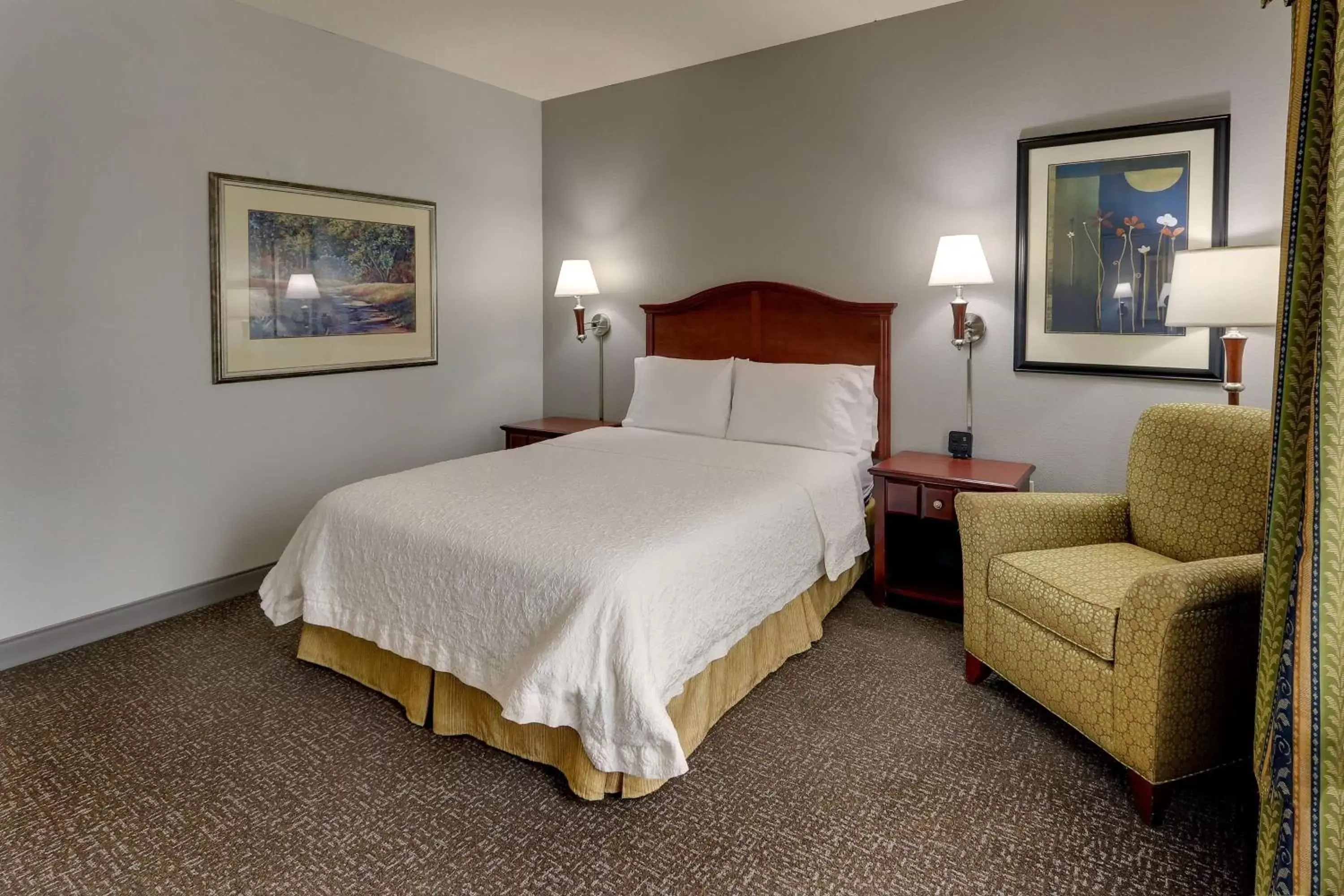 Bed in Hampton Inn & Suites Indianapolis-Airport