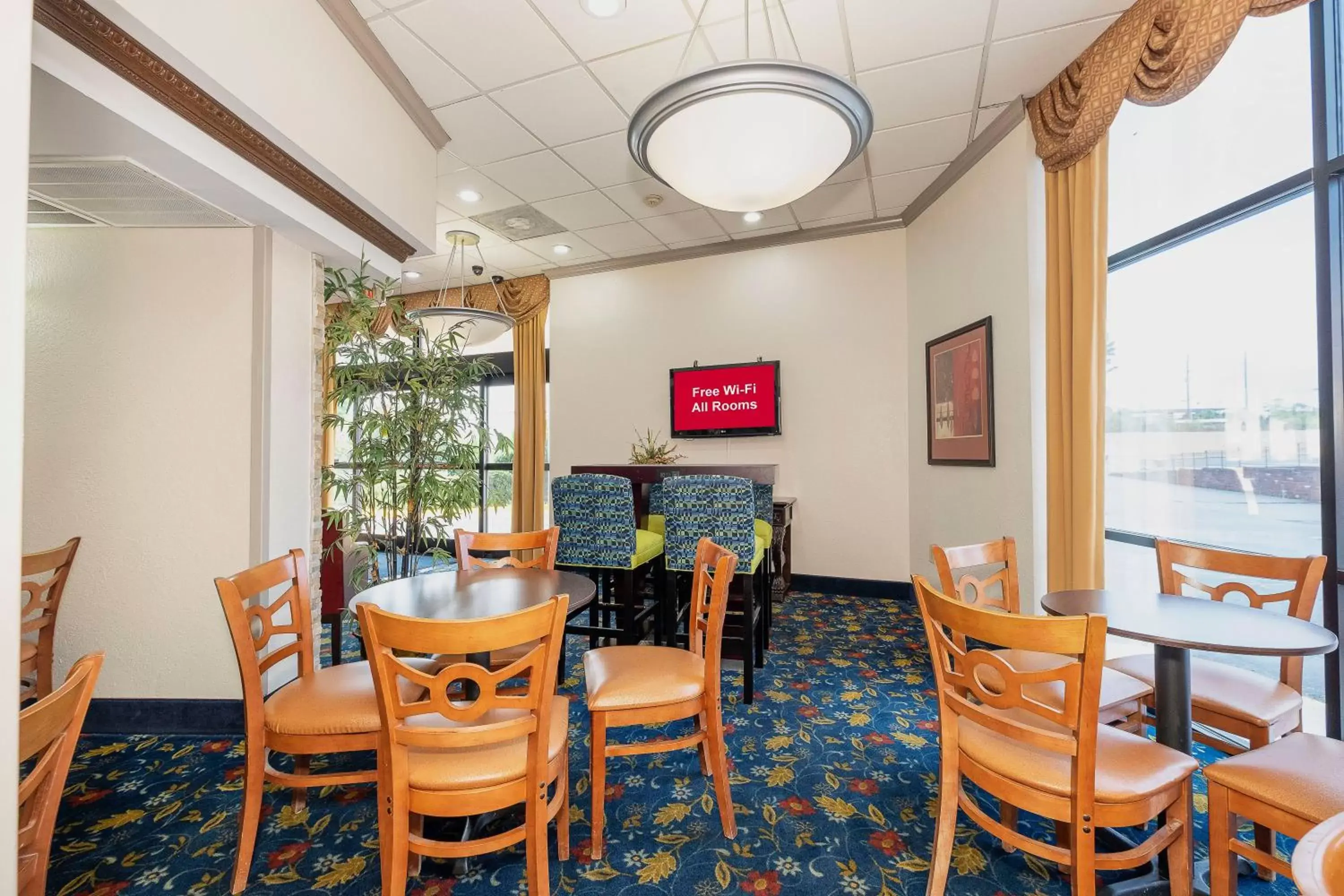 Lobby or reception, Restaurant/Places to Eat in Red Roof Inn & Suites Macon