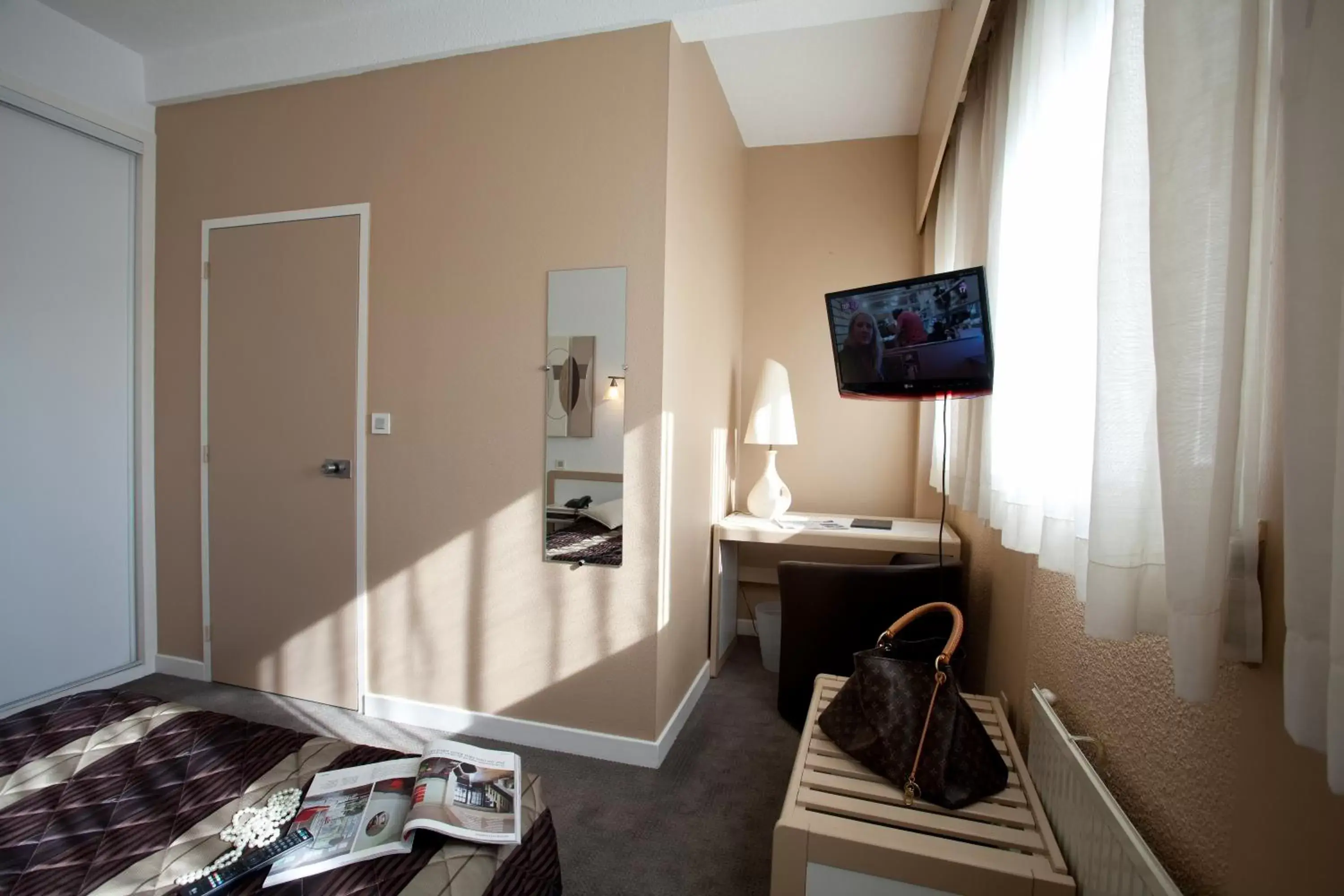 Bedroom, TV/Entertainment Center in Hôtel Karène