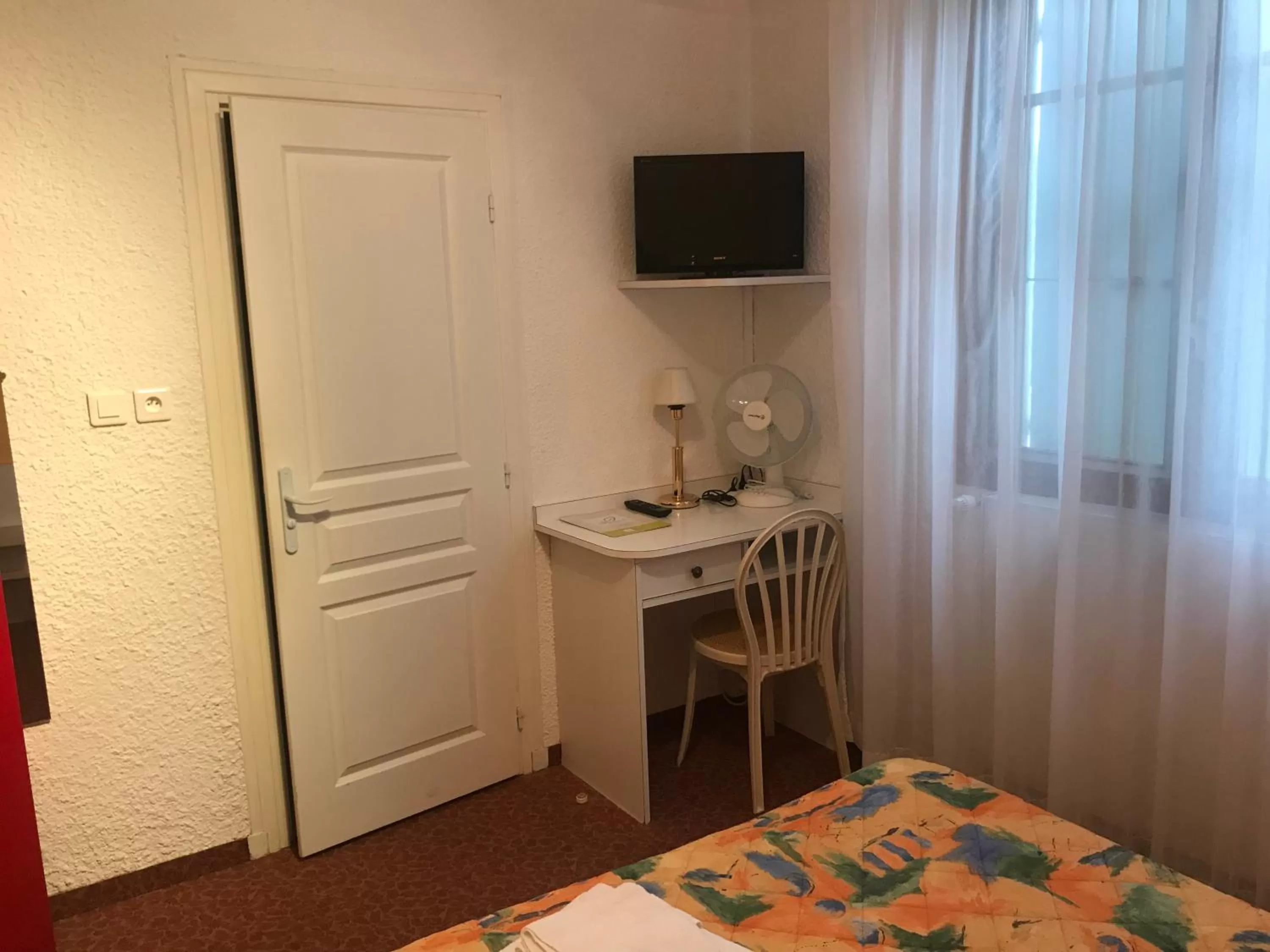 TV and multimedia, Bed in Hotel Les Chênes