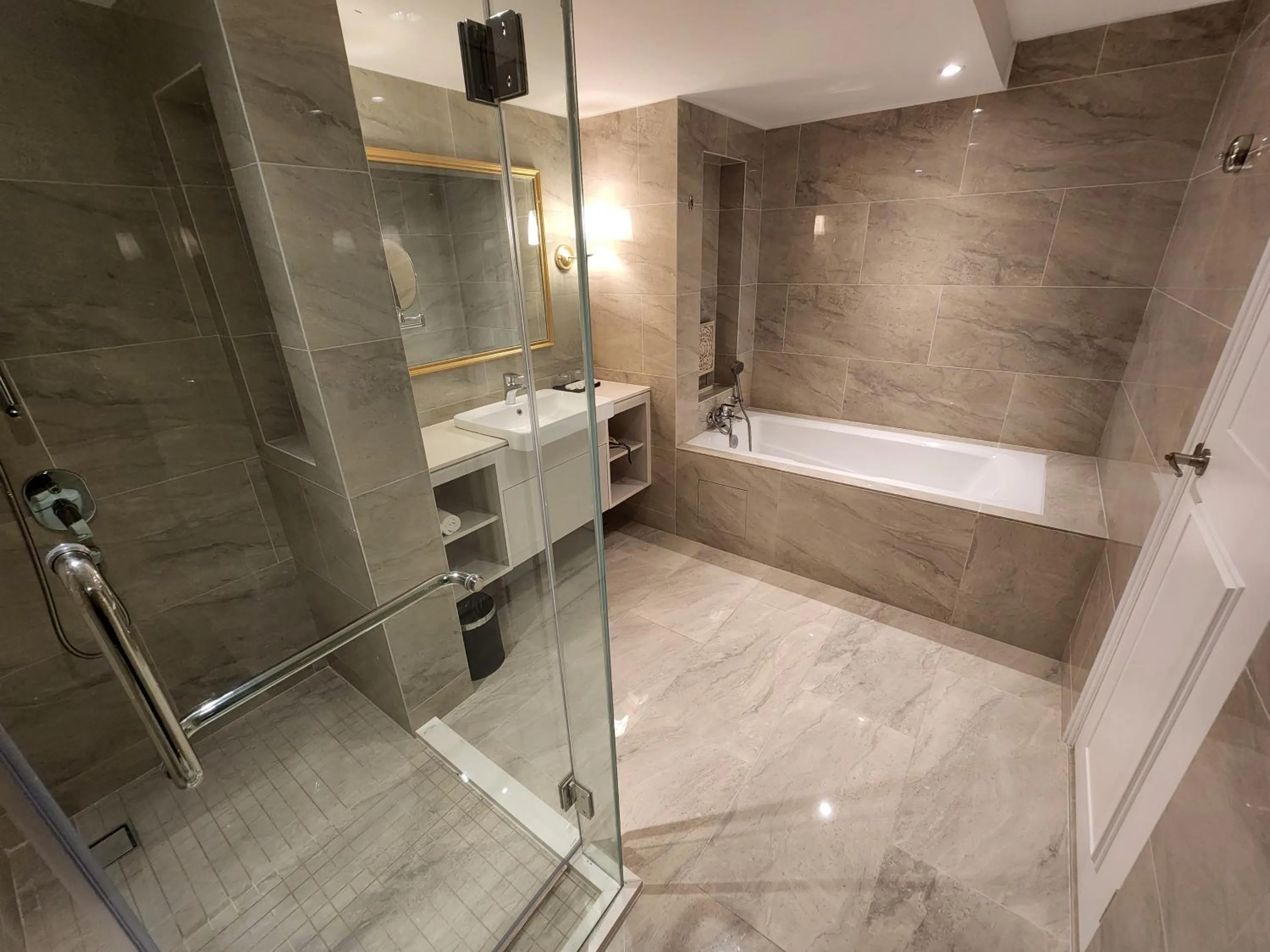 Bathroom in The Palace Hotel Kota Kinabalu