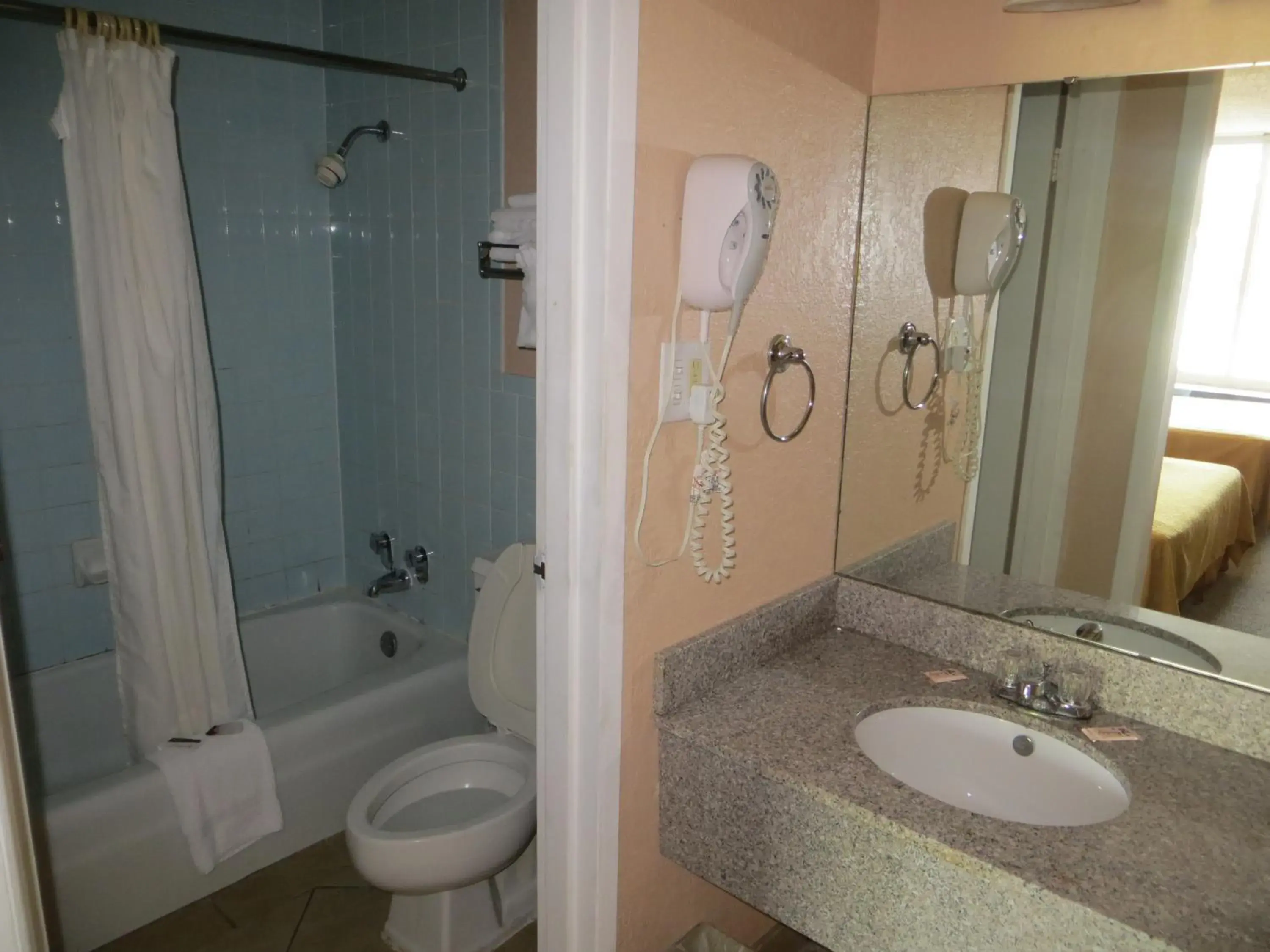 Bathroom in Americourt Extended Stays