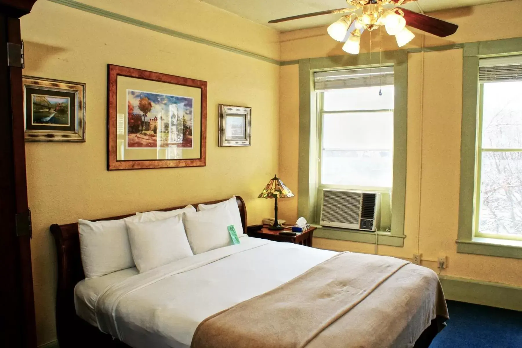 Bedroom, Bed in 1905 Basin Park Hotel