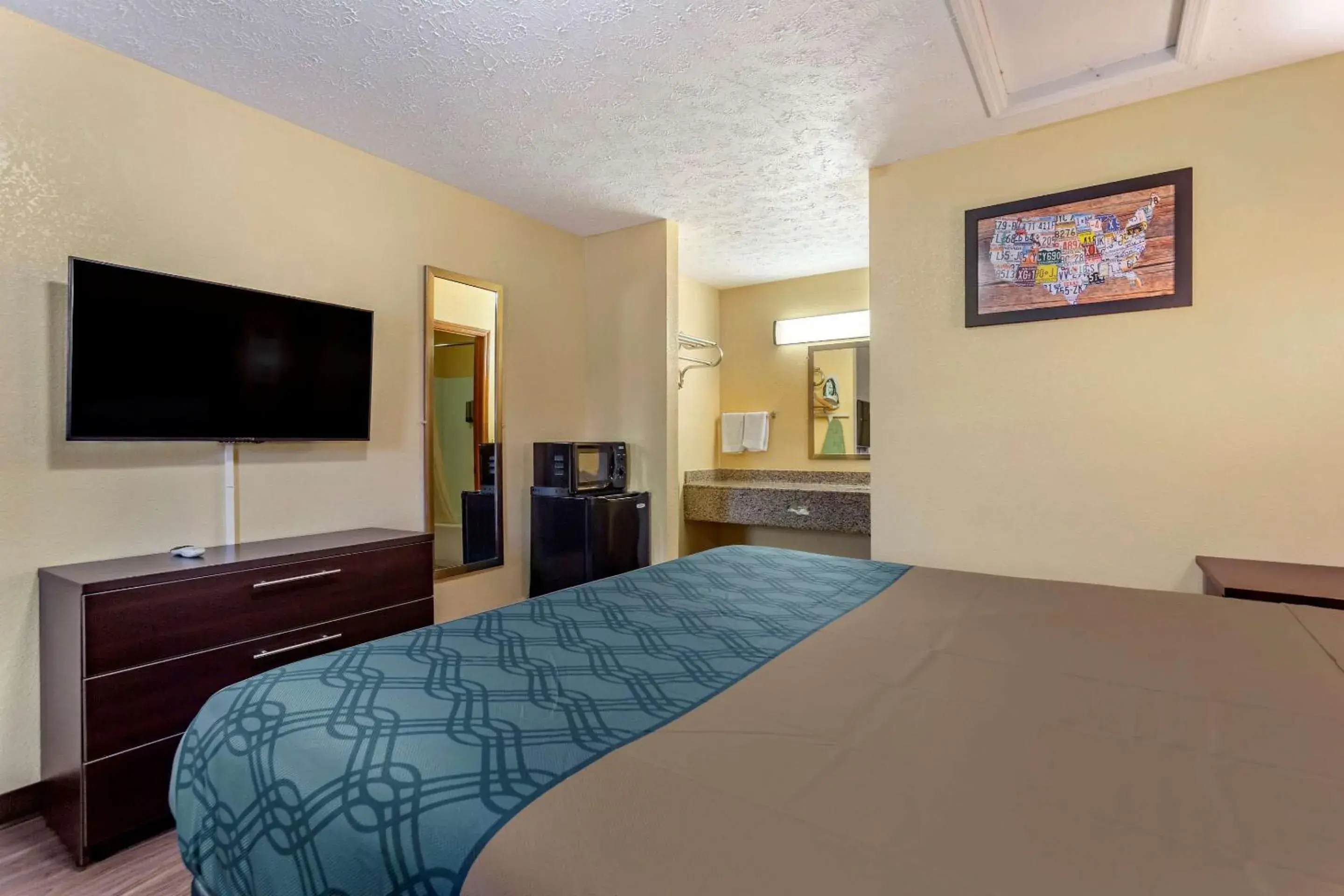 Photo of the whole room, Bed in Econo Lodge Nashville North - Opryland