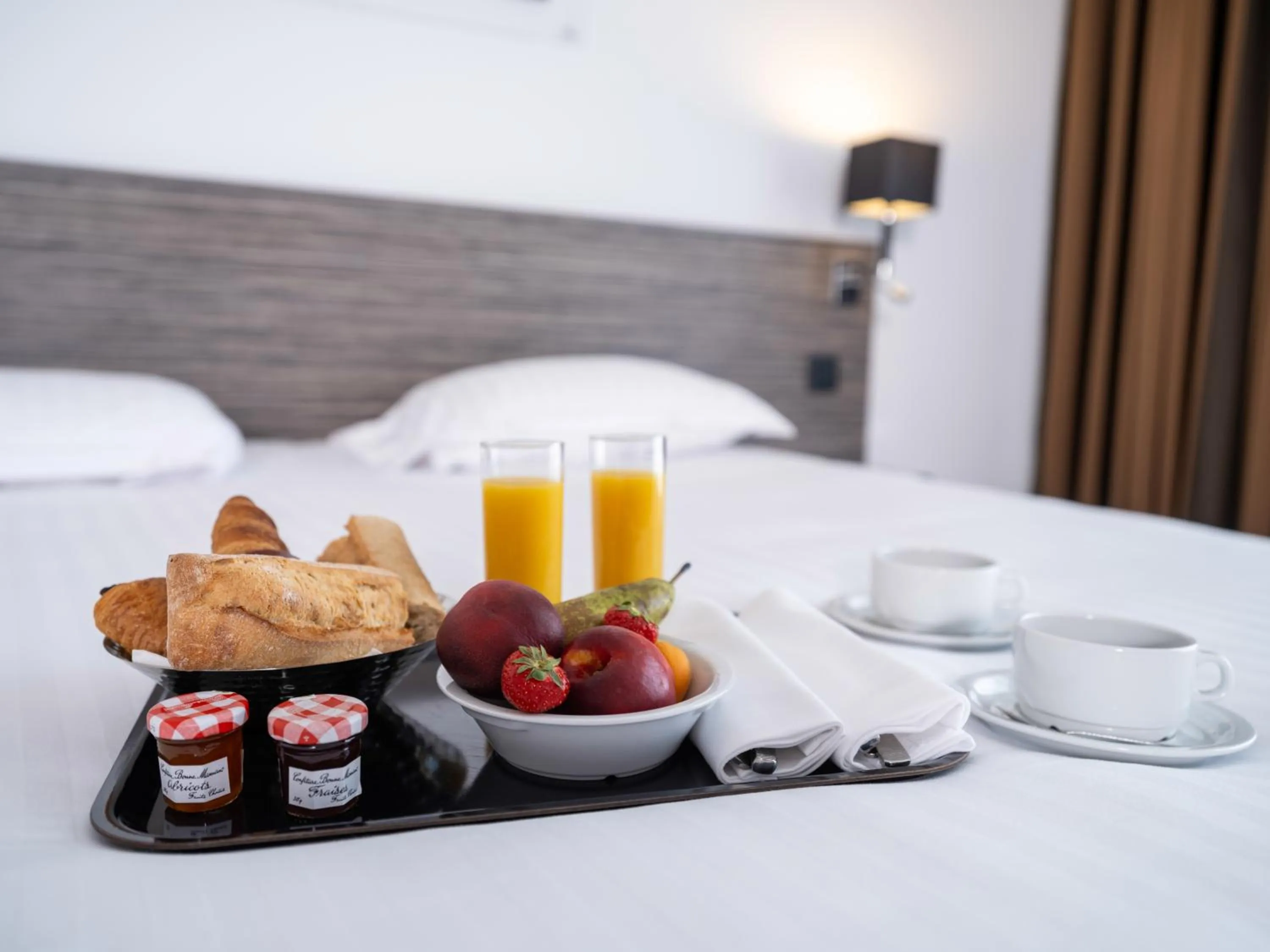 Breakfast, Bed in Golden Tulip La Baule Hotel and Residence