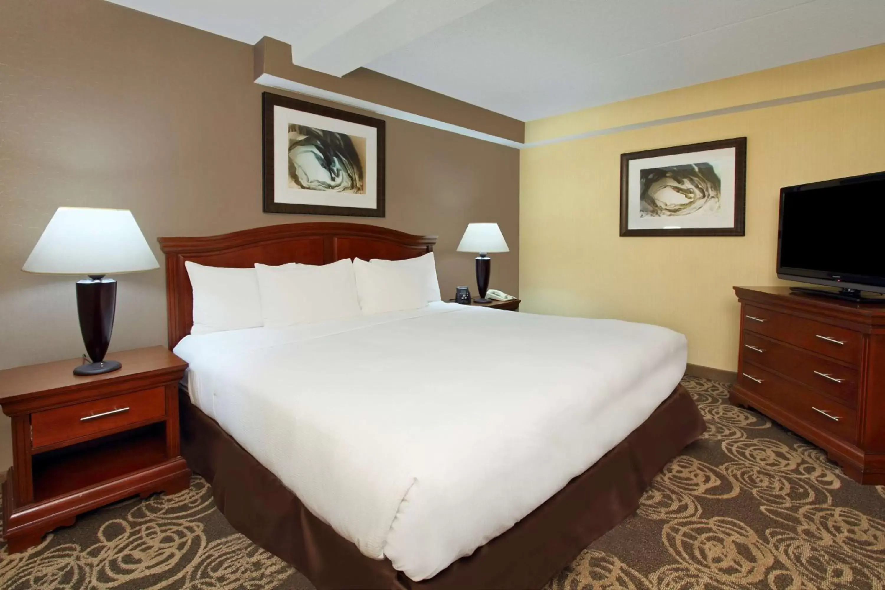 Bedroom, Bed in DoubleTree by Hilton Mahwah