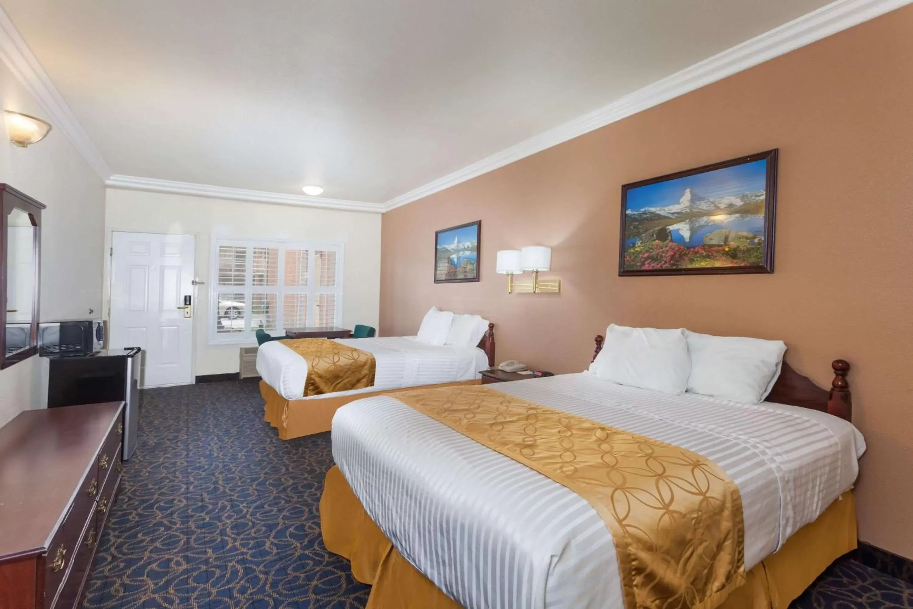 Photo of the whole room, Bed in Days Inn & Suites by Wyndham South Gate