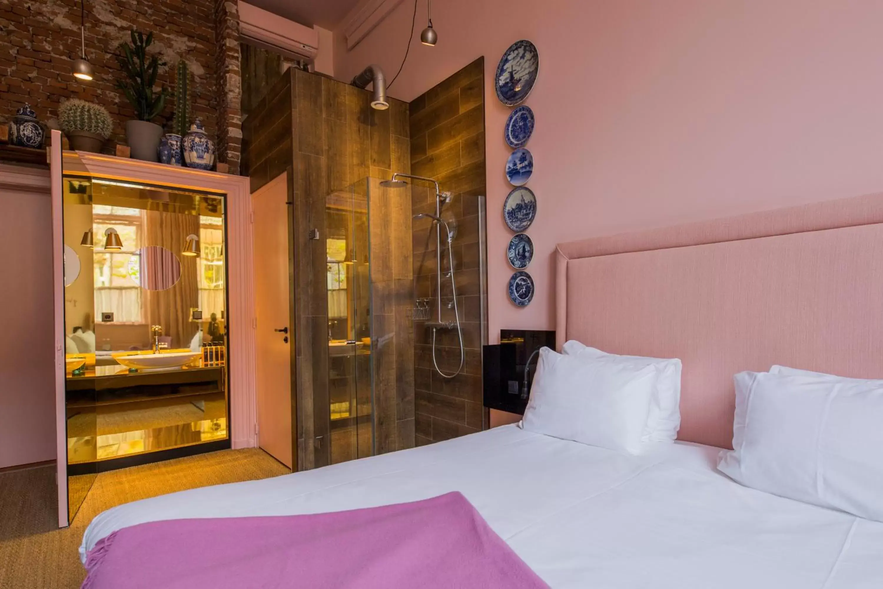 Shower, Bed in Boutiquehotel Staats