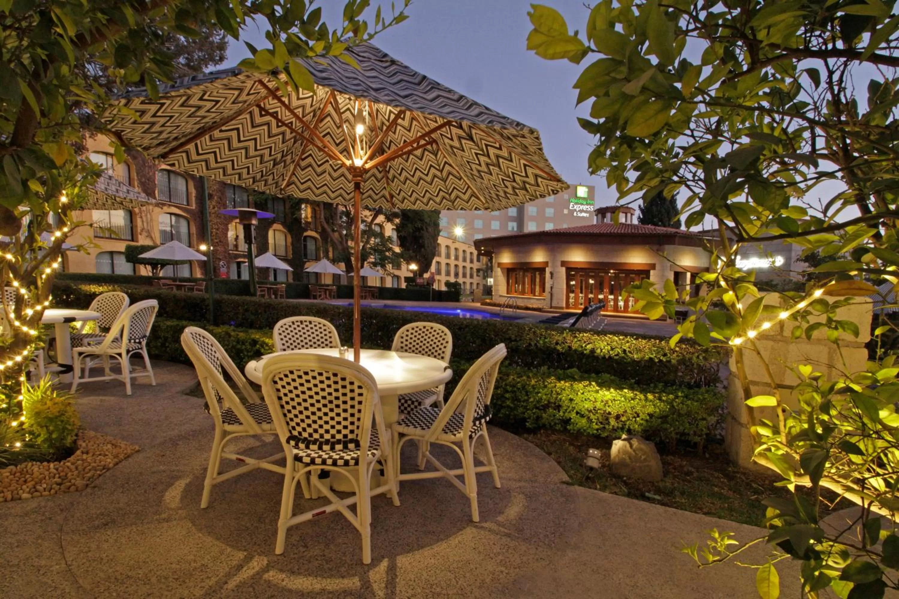 Restaurant/places to eat in Holiday Inn Express & Suites Queretaro by IHG