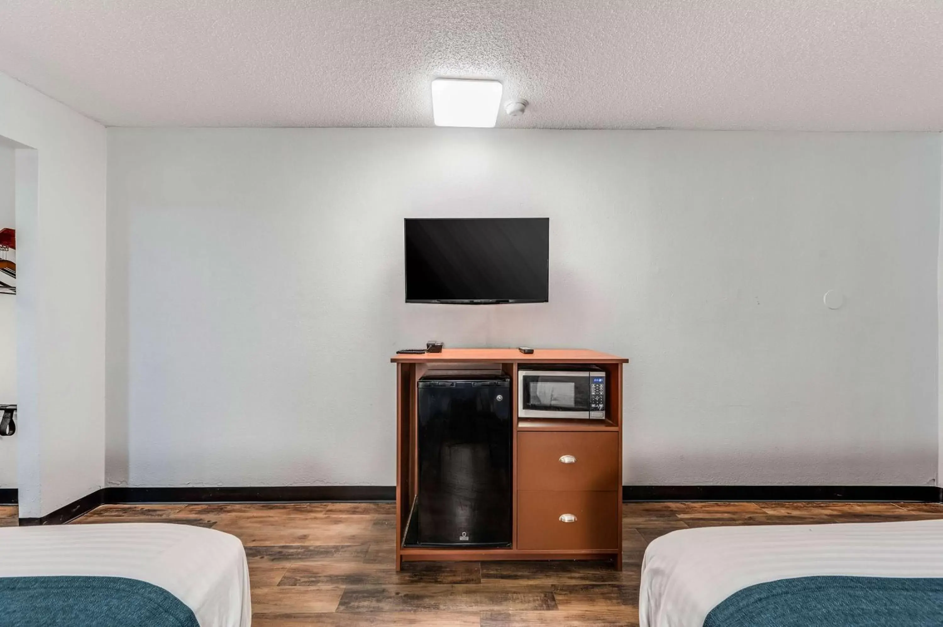 Photo of the whole room, TV/Entertainment Center in Motel 6-Tupelo, MS - Downtown