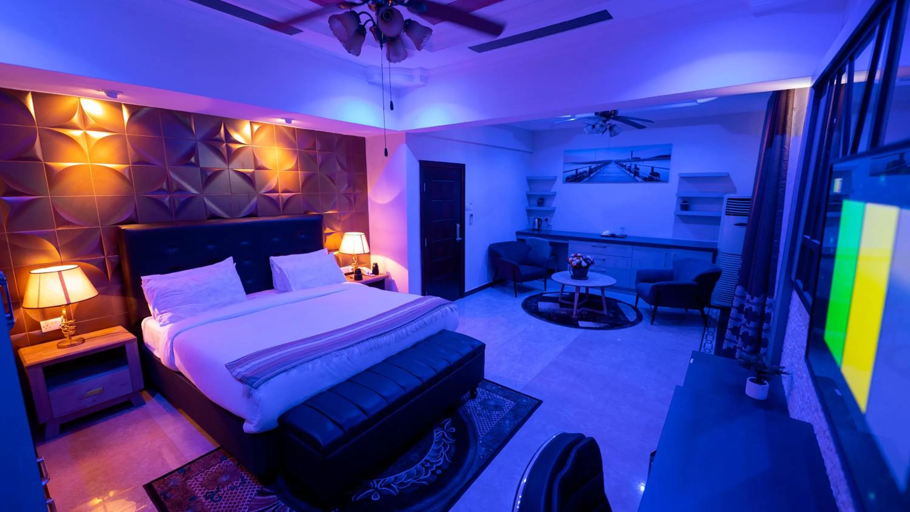 Photo of the whole room, Bed in Lantana Hotel