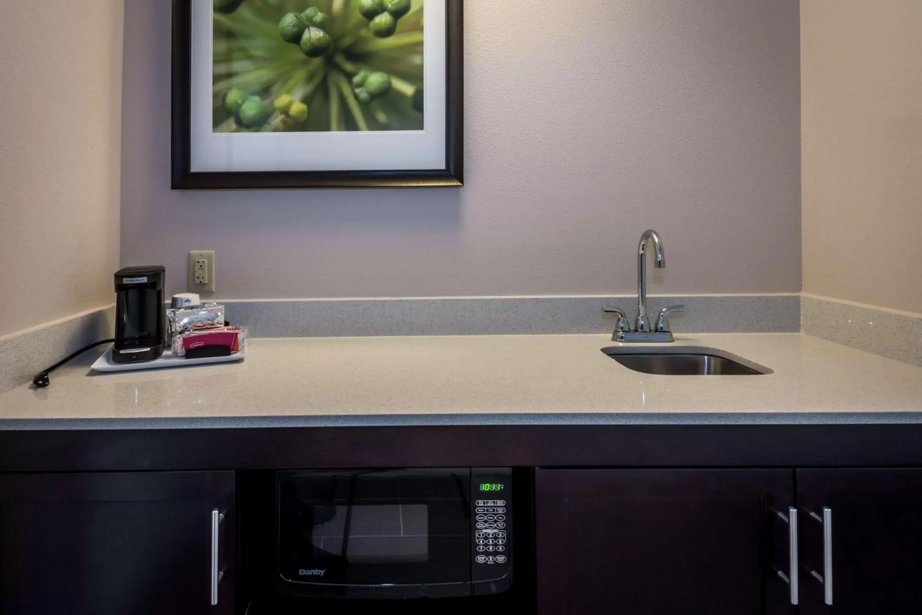 Kitchen or kitchenette, Bathroom in Hampton Inn & Suites By Hilton Hammond, In