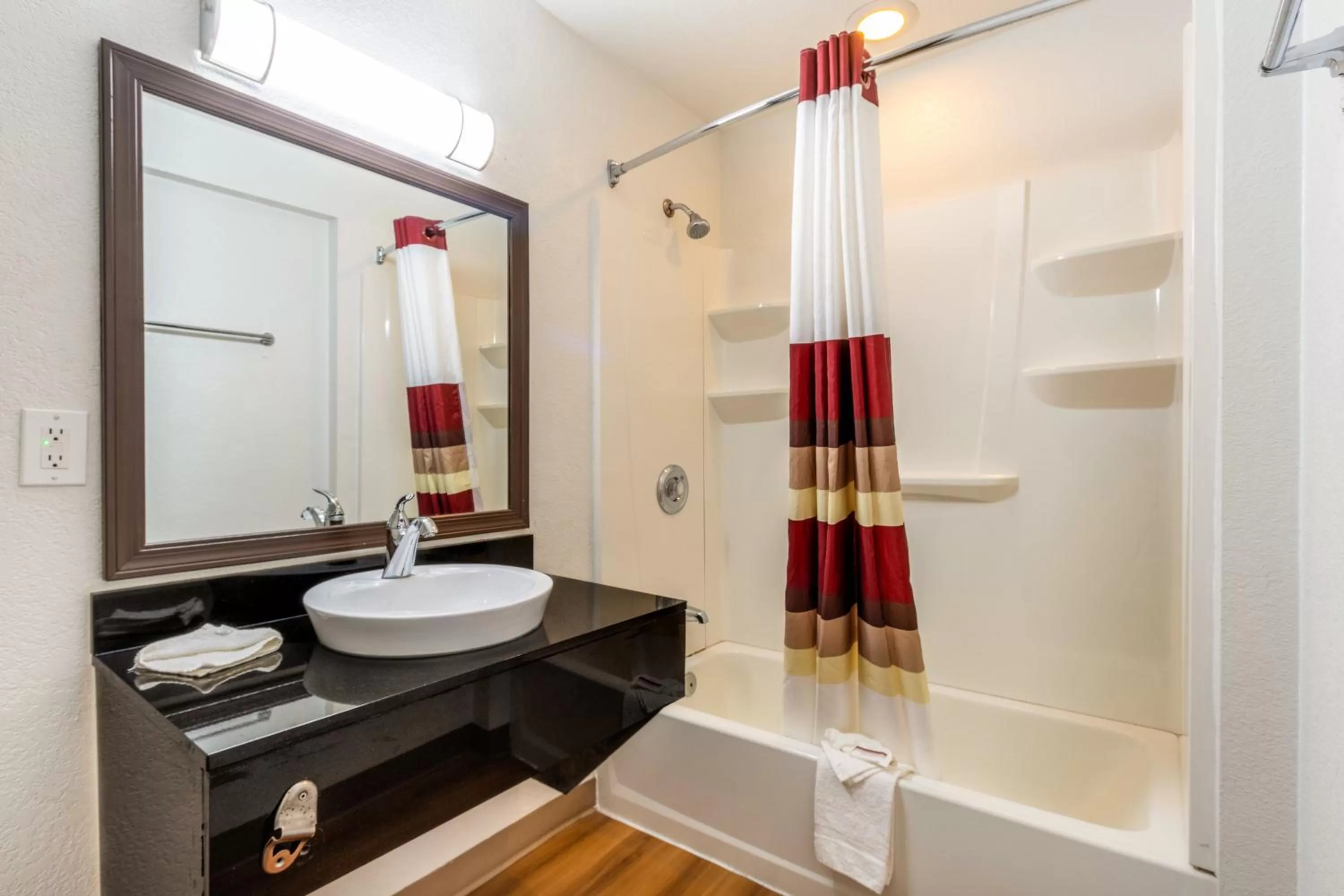 Bathroom in Red Roof Inn Phoenix- Midtown