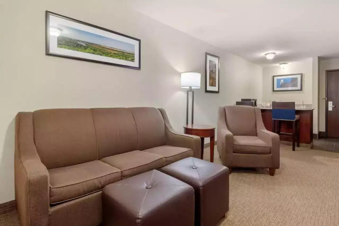 Living room, Seating Area in Comfort Suites Omaha East-Council Bluffs