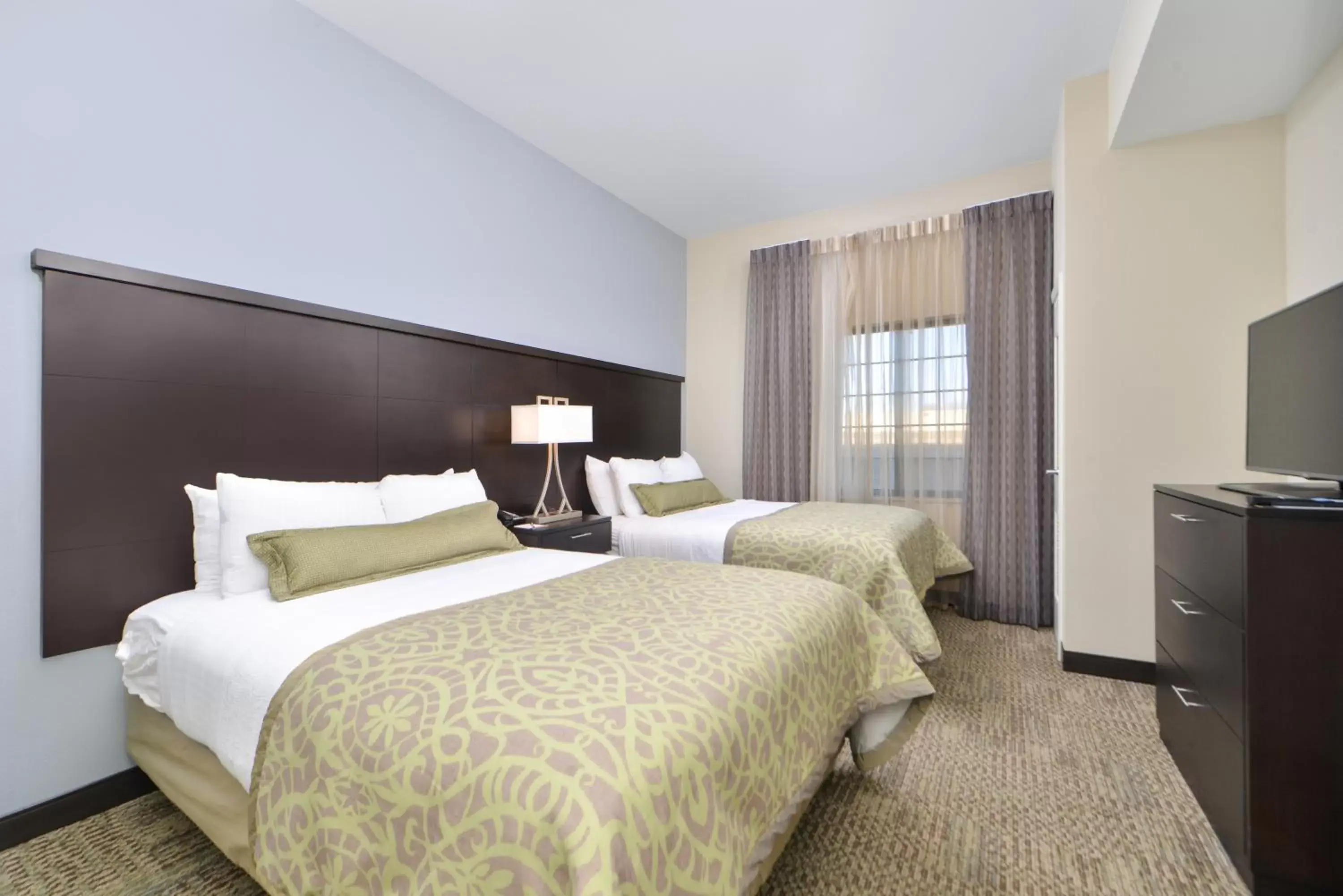 Photo of the whole room, Bed in Staybridge Suites Rochester, an IHG Hotel