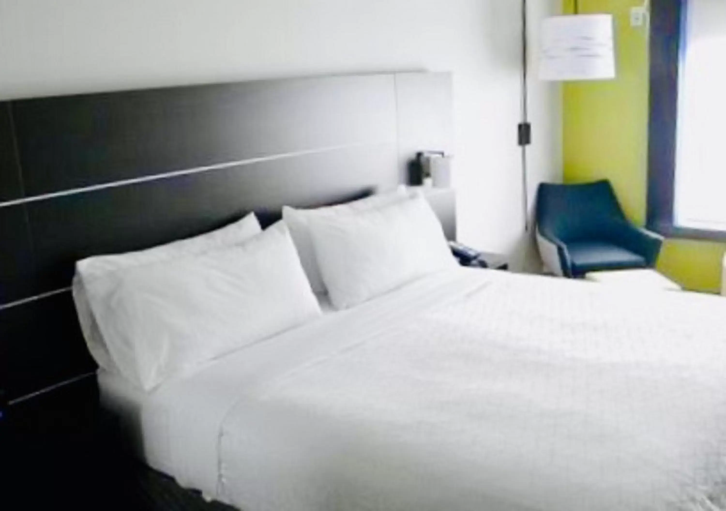 Standard King Room with Accessible Roll-In Shower in Holiday Inn Express & Suites Hood River, an IHG Hotel Standard King Room with Accessible Roll-In Shower in Holiday Inn Express & Suites Hood River, an IHG Hotel