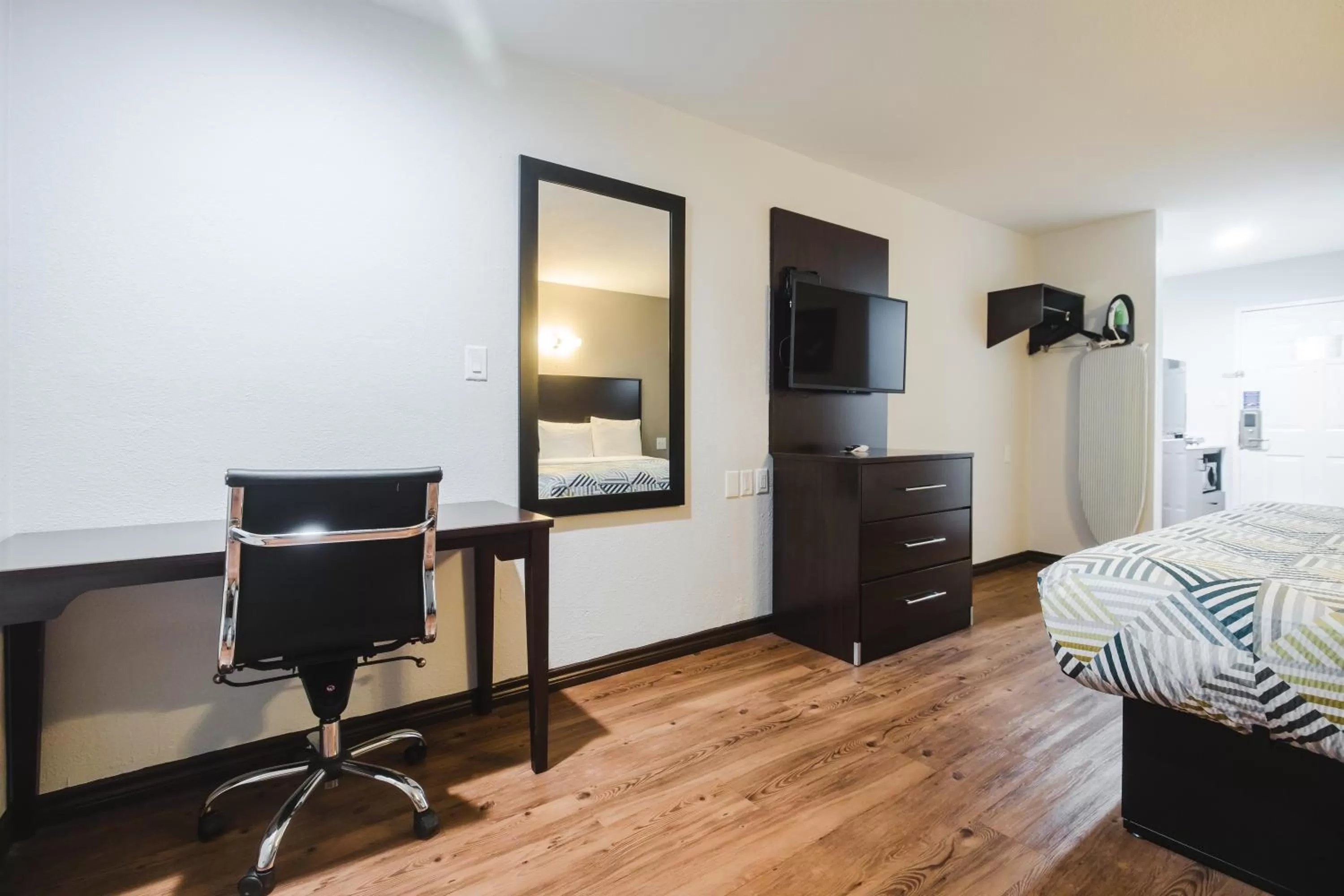 acessibility, Bed in Studio 6 Channelview TX Baytown West