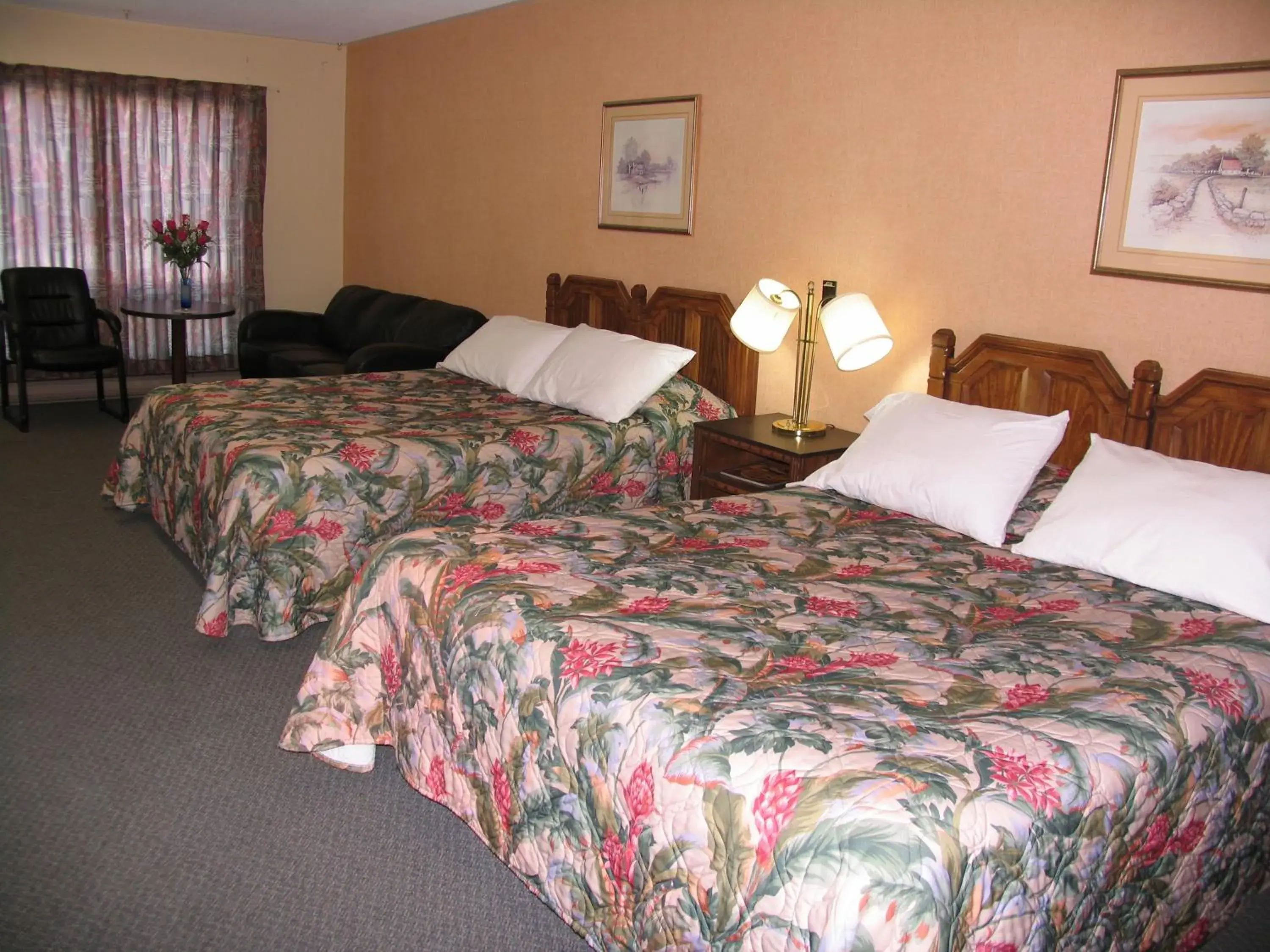 Bed in Seven Oakes Motel