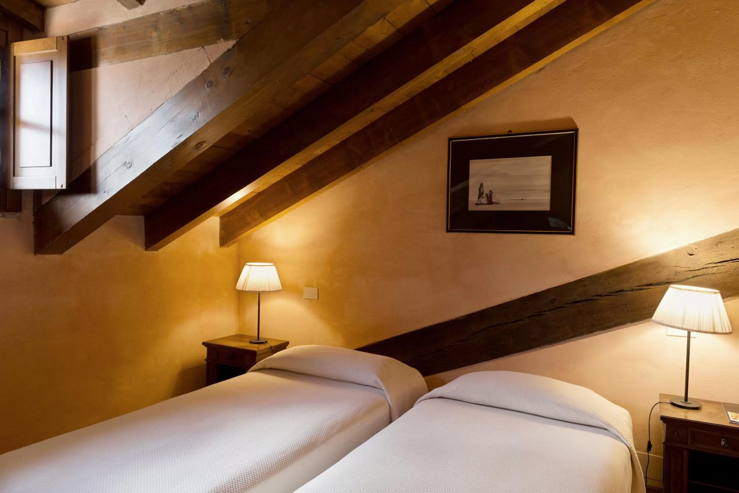 Bed in Hotel Locanda Dei Mai Intees