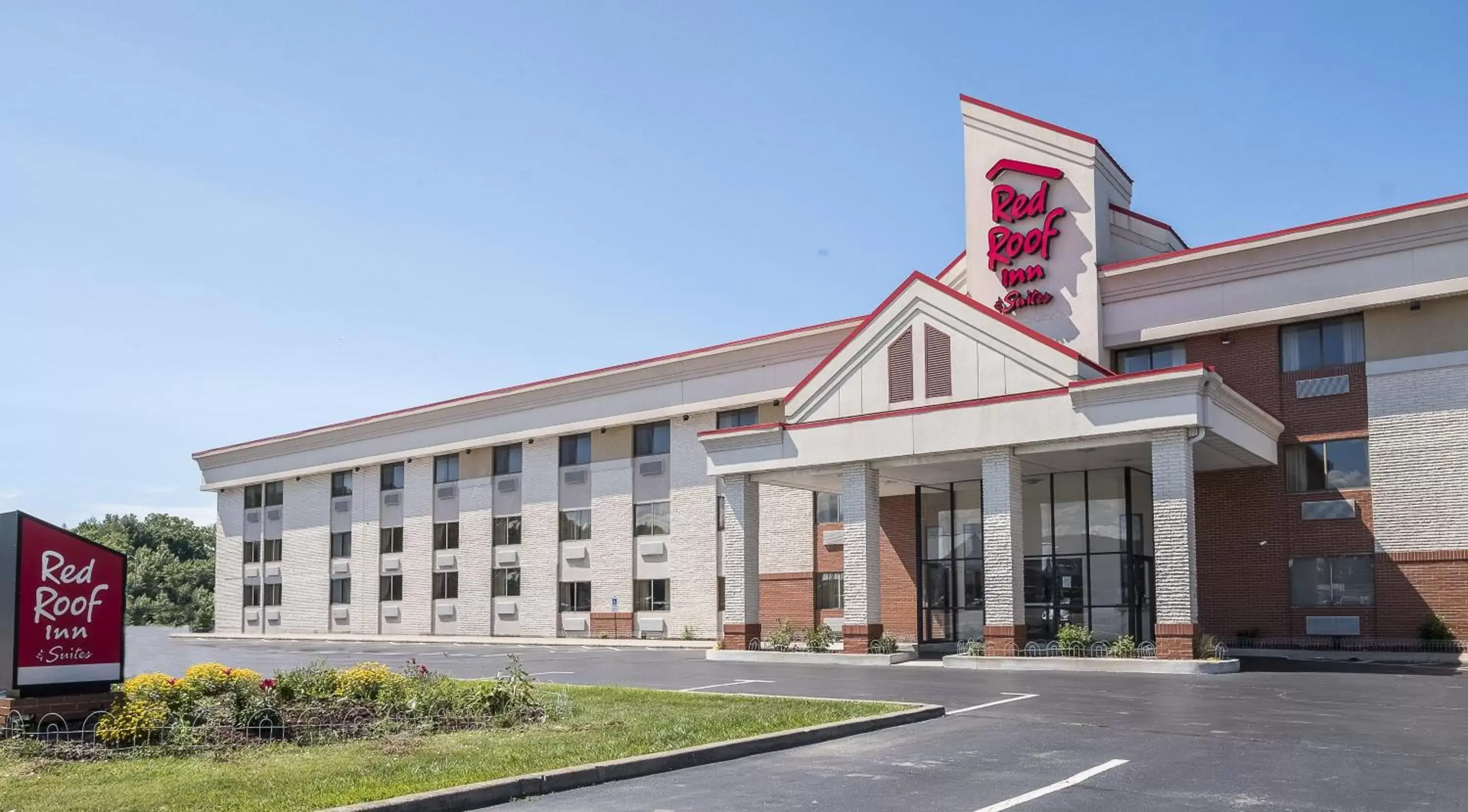 Property Building in Red Roof Inn & Suites Cleveland - Elyria